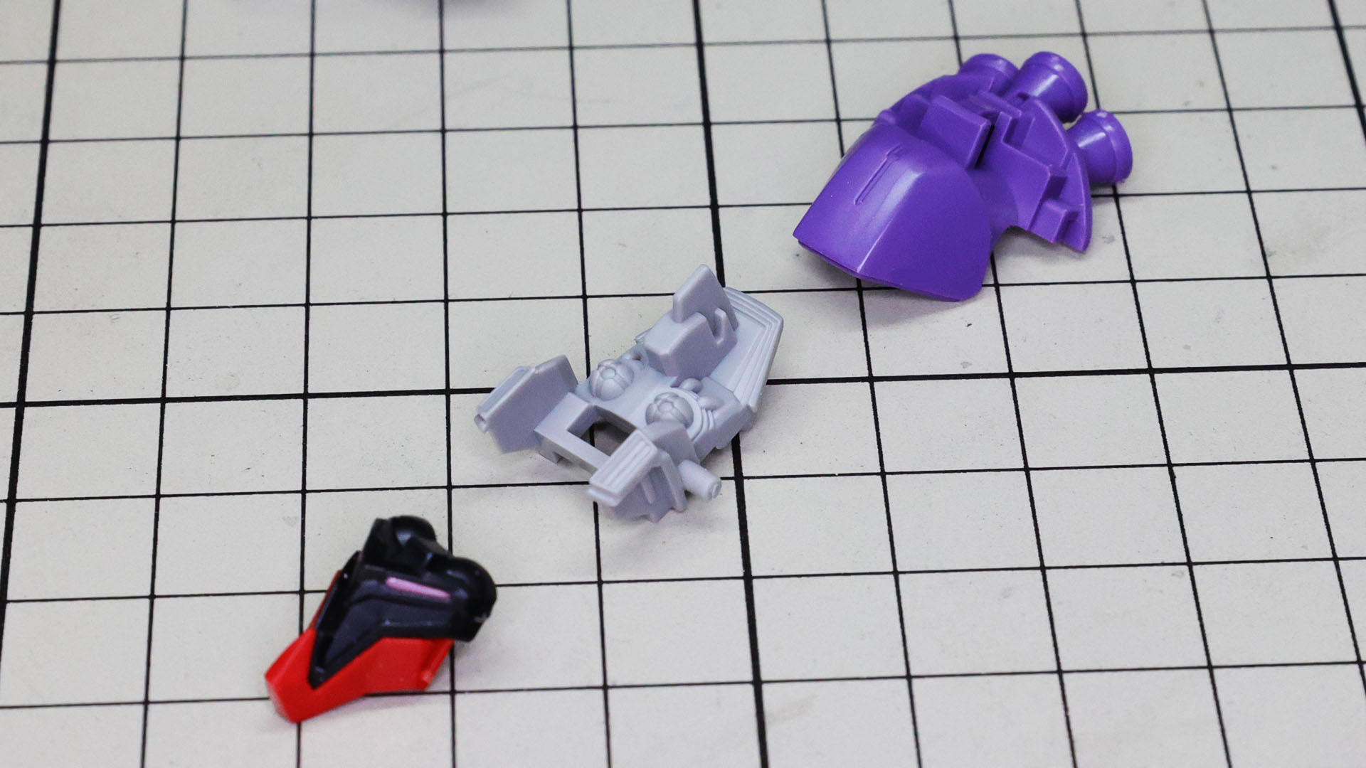 メカフレームを中心に各パーツを組み付けていきます