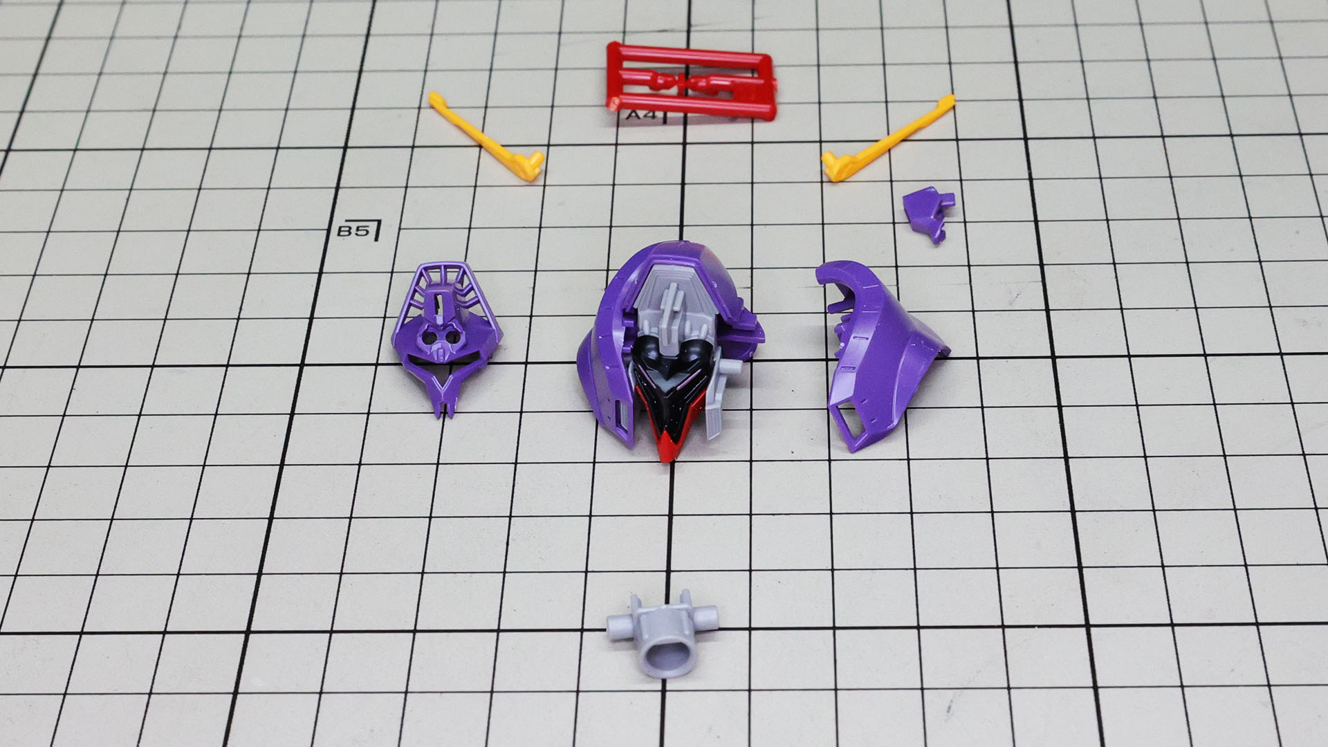 左にある額周辺のスリットも開口してあって印象の良い頭部が組みあがります