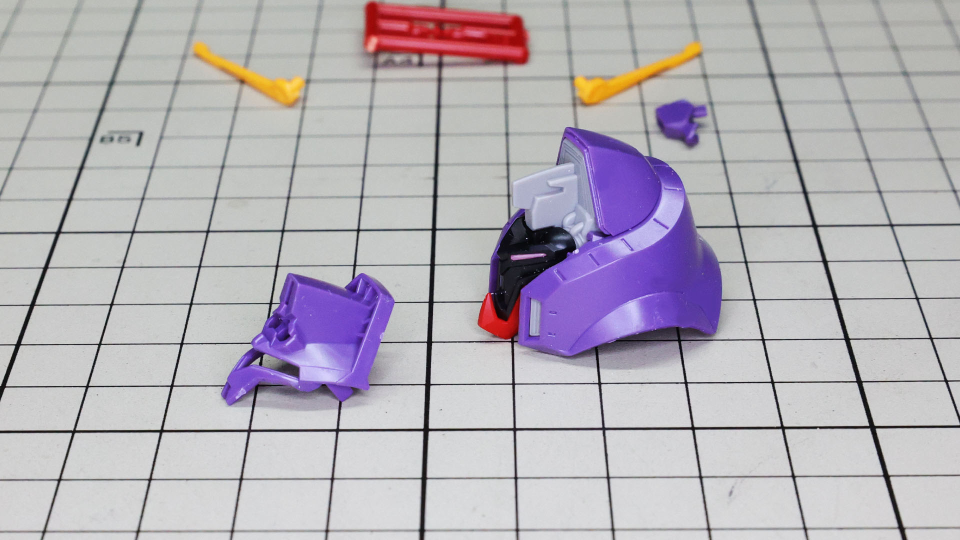 額のパーツに可動アンテナの取り付け部があります