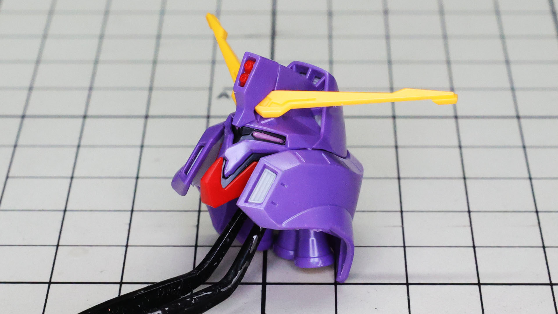 額の赤いビーム砲も別パーツとなっています。かなり細かいので最大限の注意を！