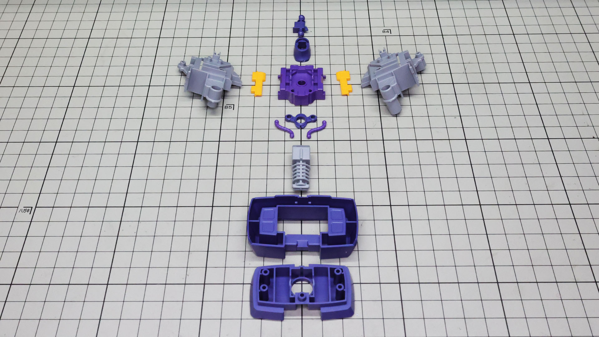 まずは胴体部の最もコアとなるメカフレームを組みます。ヒトでいうところの背骨にあたる部分となります