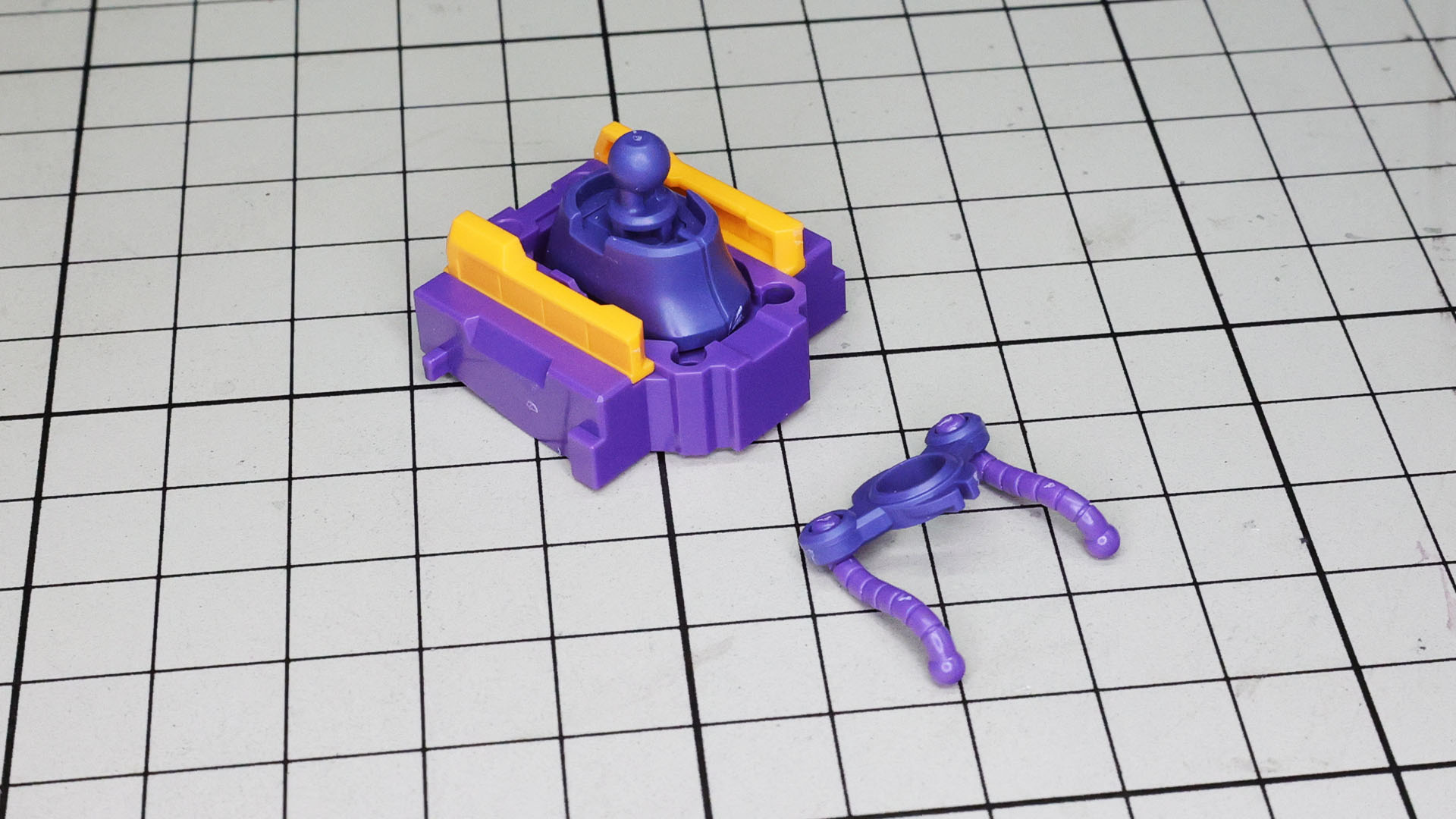 そこへ襟のパーツと動力パイプを組み付けます。動力パイプもそれぞれ別パーツ化されていて塗装派にもうれしい仕様です