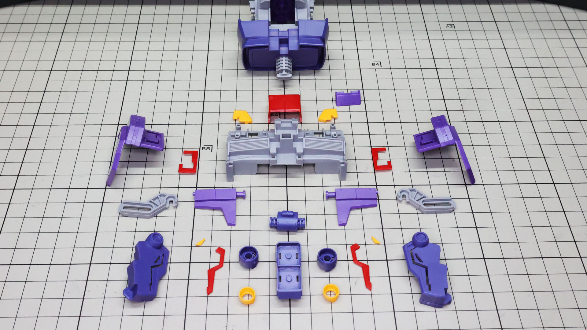 前面装甲部は大きなメカフレームを中心に、各部装甲パーツを組み付けていきます