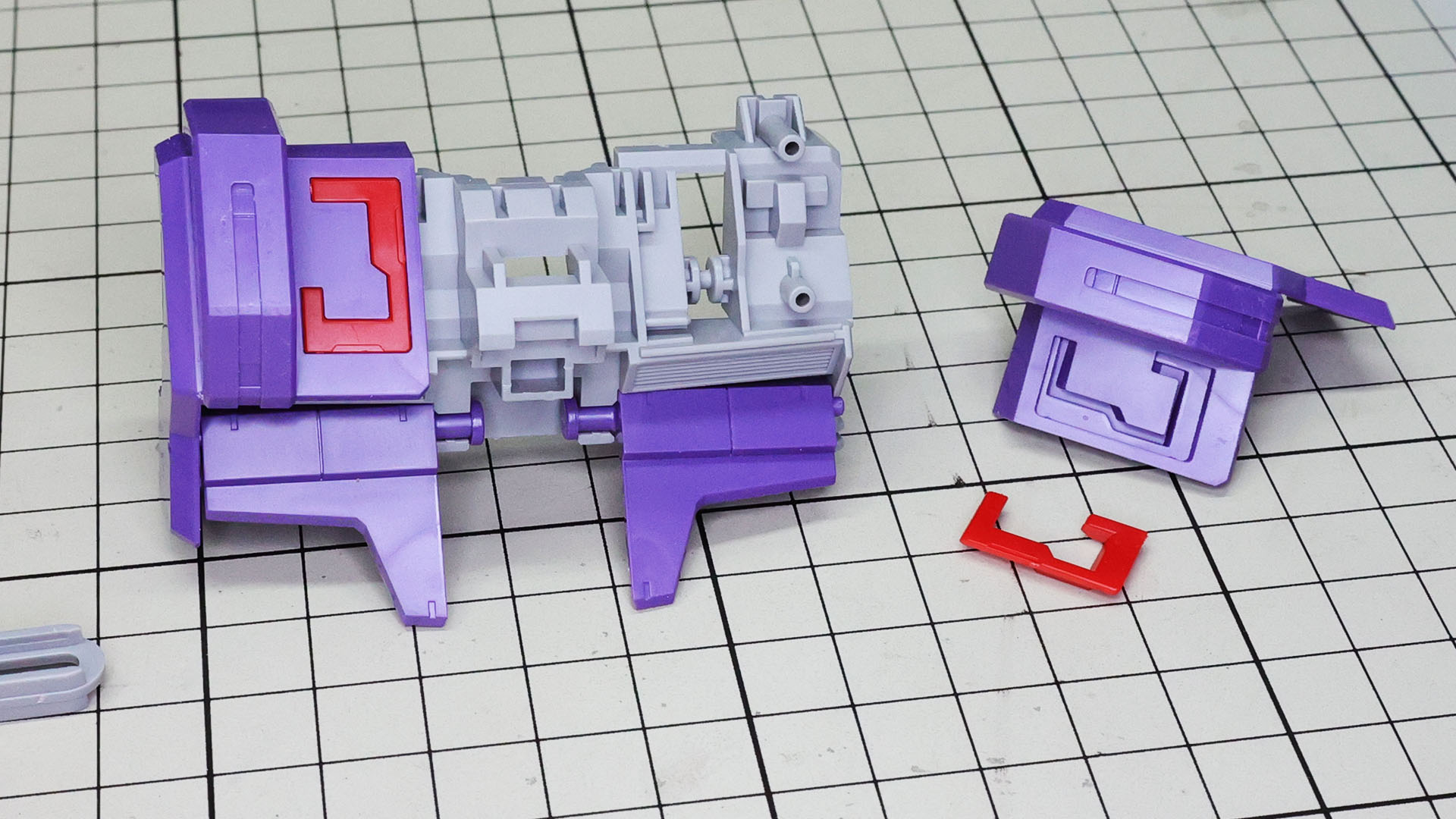 メカフレームには横長のダクトもディテーリングされています