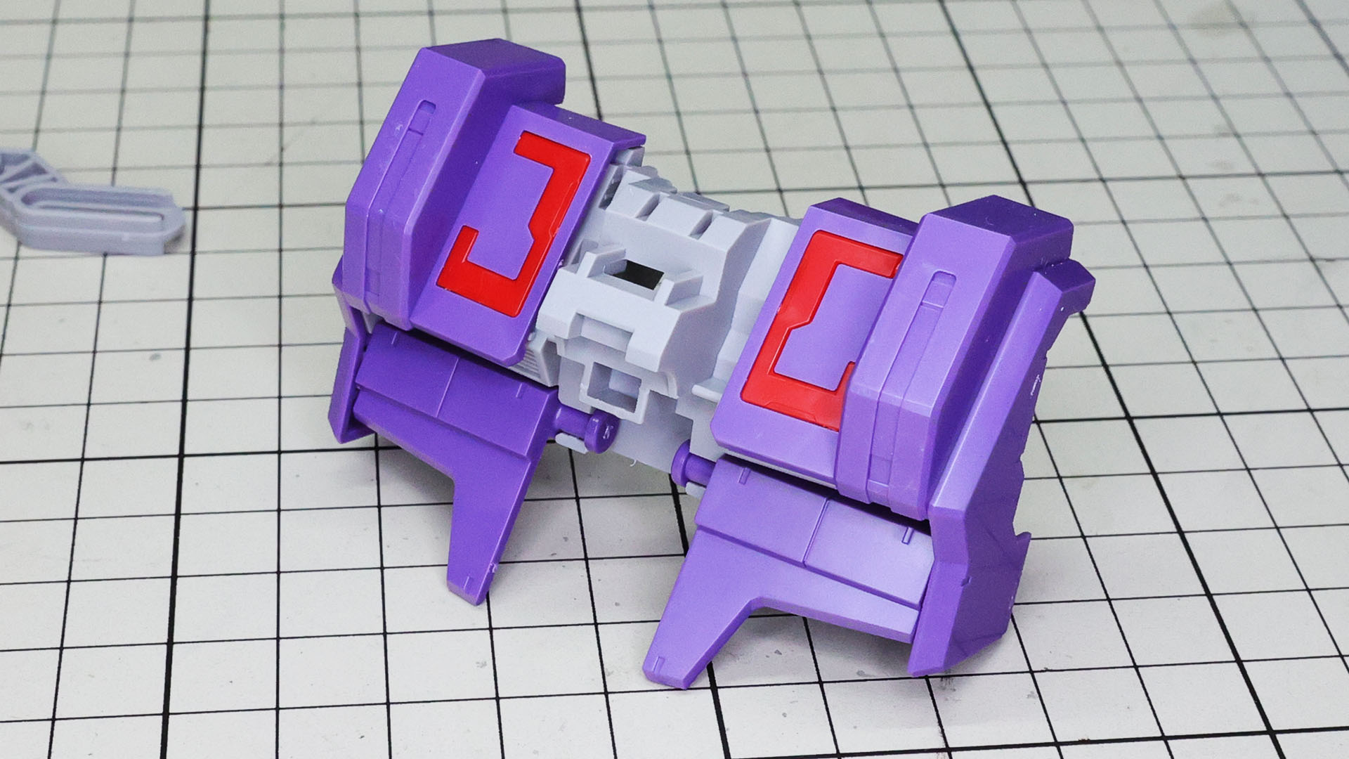 腹部大型メガ粒子砲のパーツ割りもうれしい配慮がされています。奥まる位置にくる接続軸は砲口にもなっています