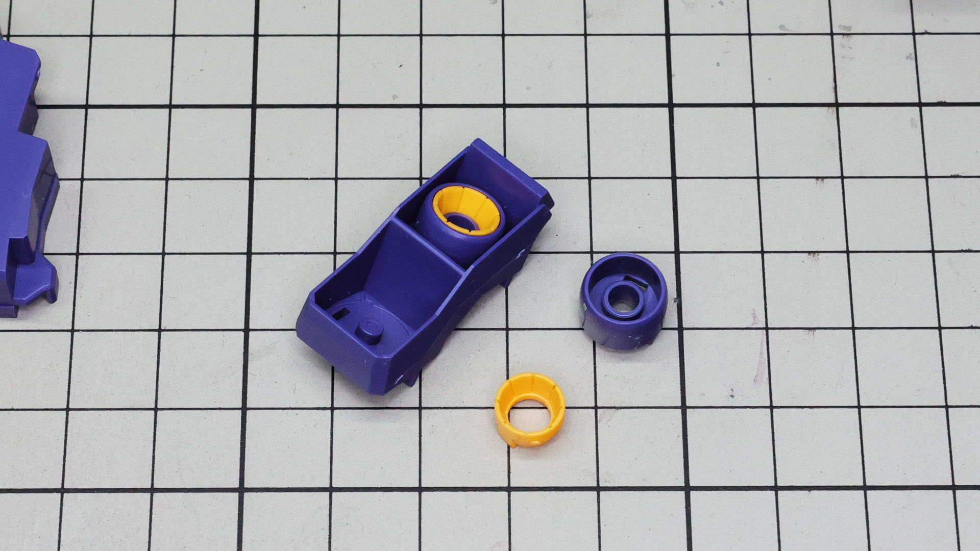 腹部大型メガ粒子砲のパーツ割りもうれしい配慮がされています。奥まる位置にくる接続軸は砲口にもなっています