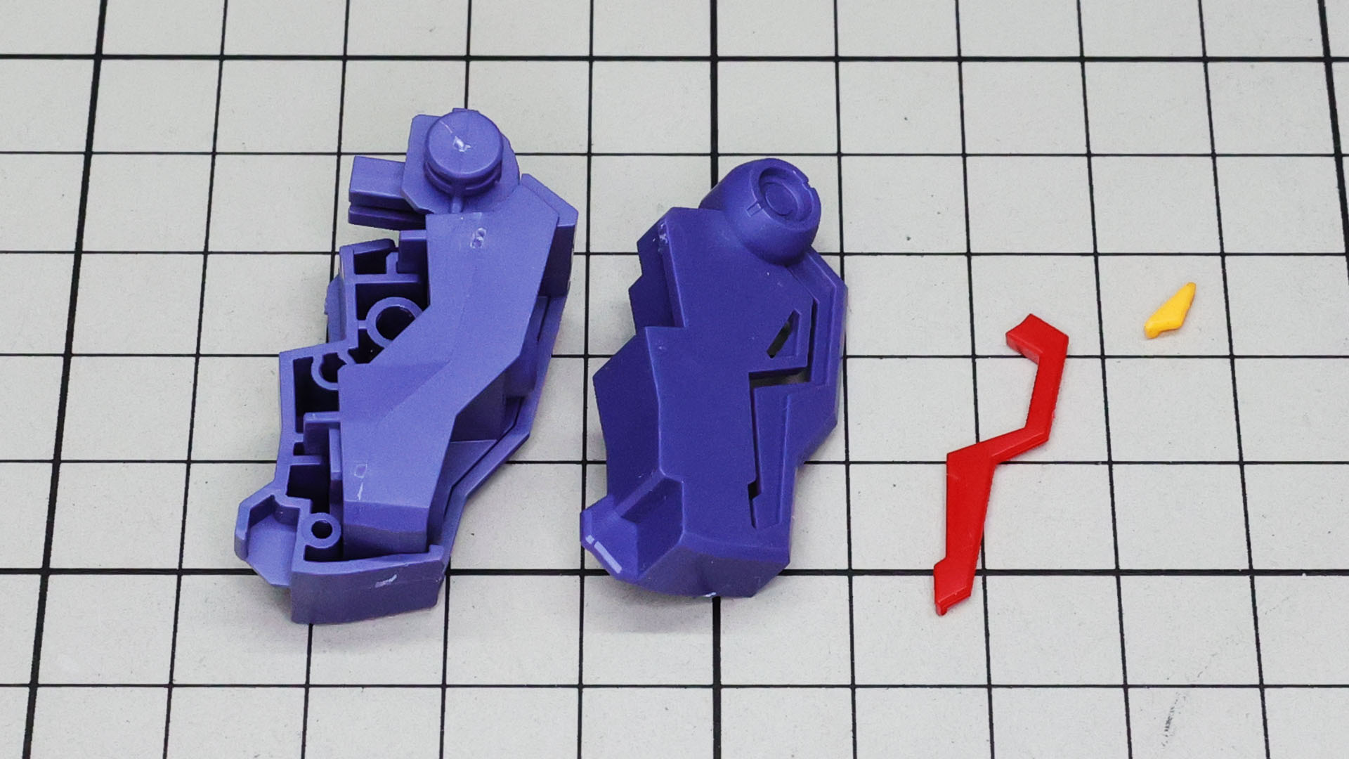 組み上げた大型メガ粒子砲を装甲とカラーディテールパーツで覆っていきます