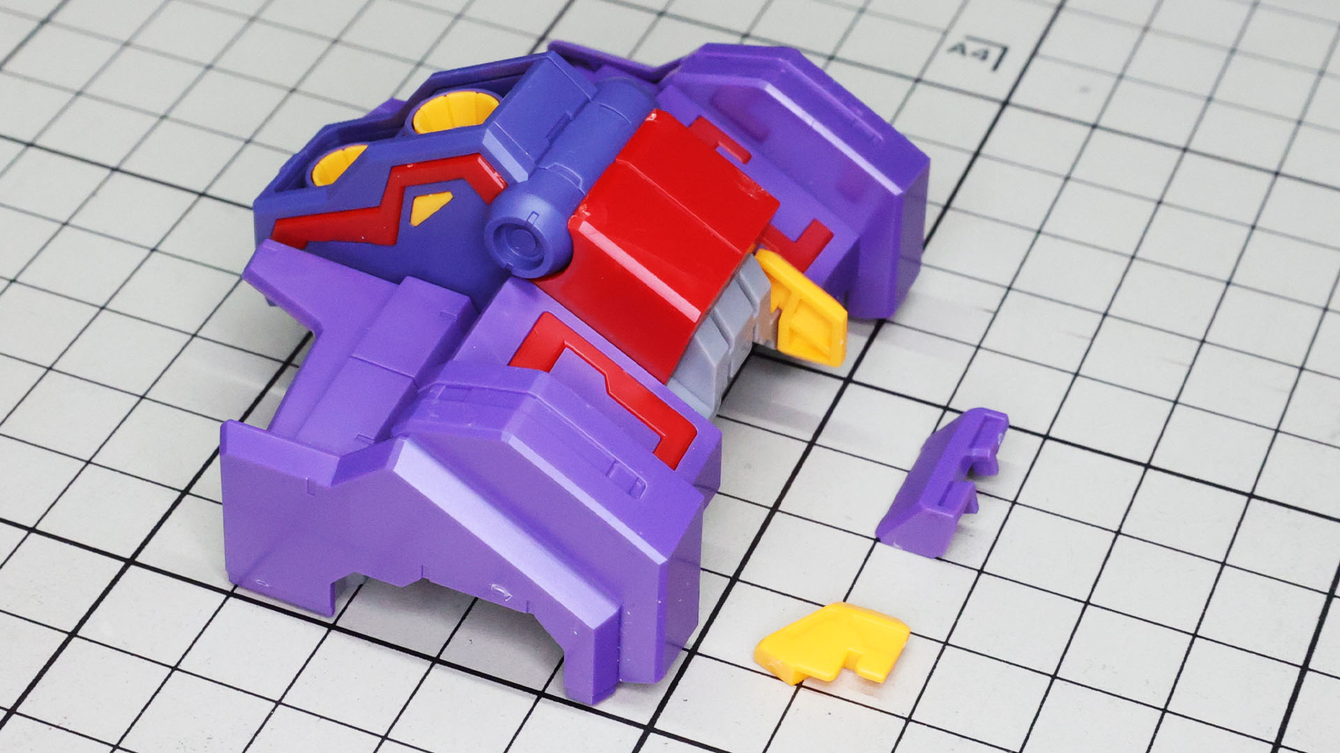 首周りのカラーディテールパーツを組み付けていきます