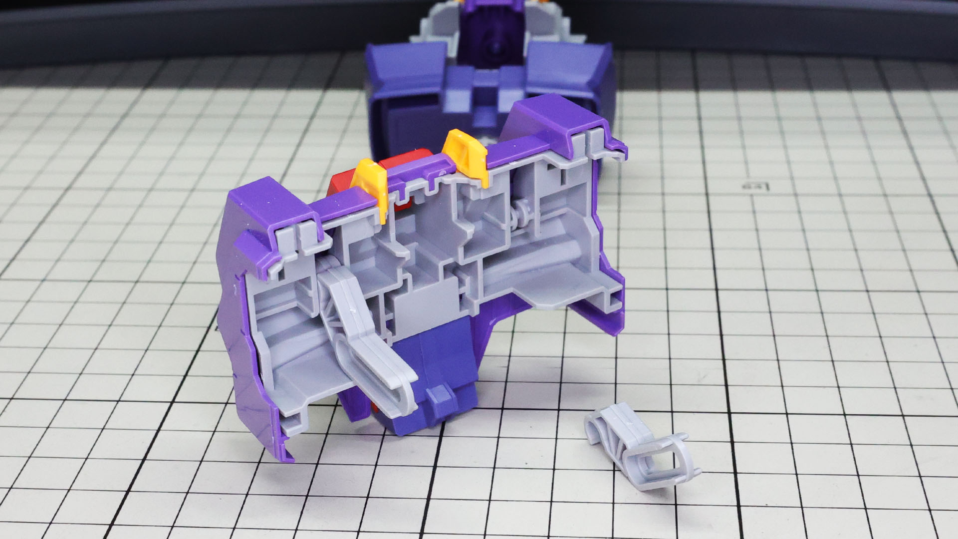 裏側にあるメカフレームに可動アームを組み付けました。メカフレームもたくさんのリブが用意され、剛性も問題ありません