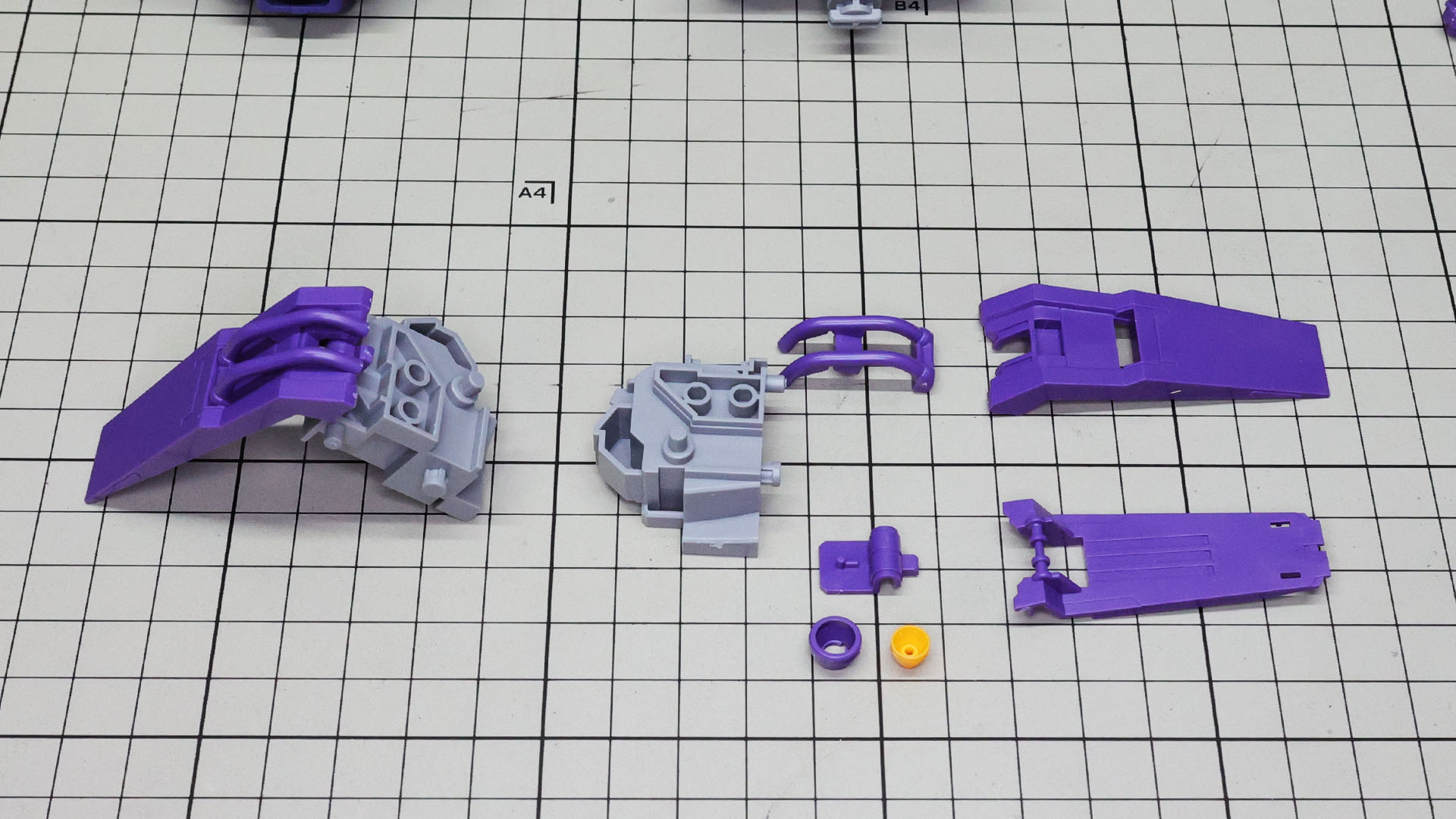 左側用を組んであります。胴体部メカフレームの一部と肩アーマーのパーツで構成されます