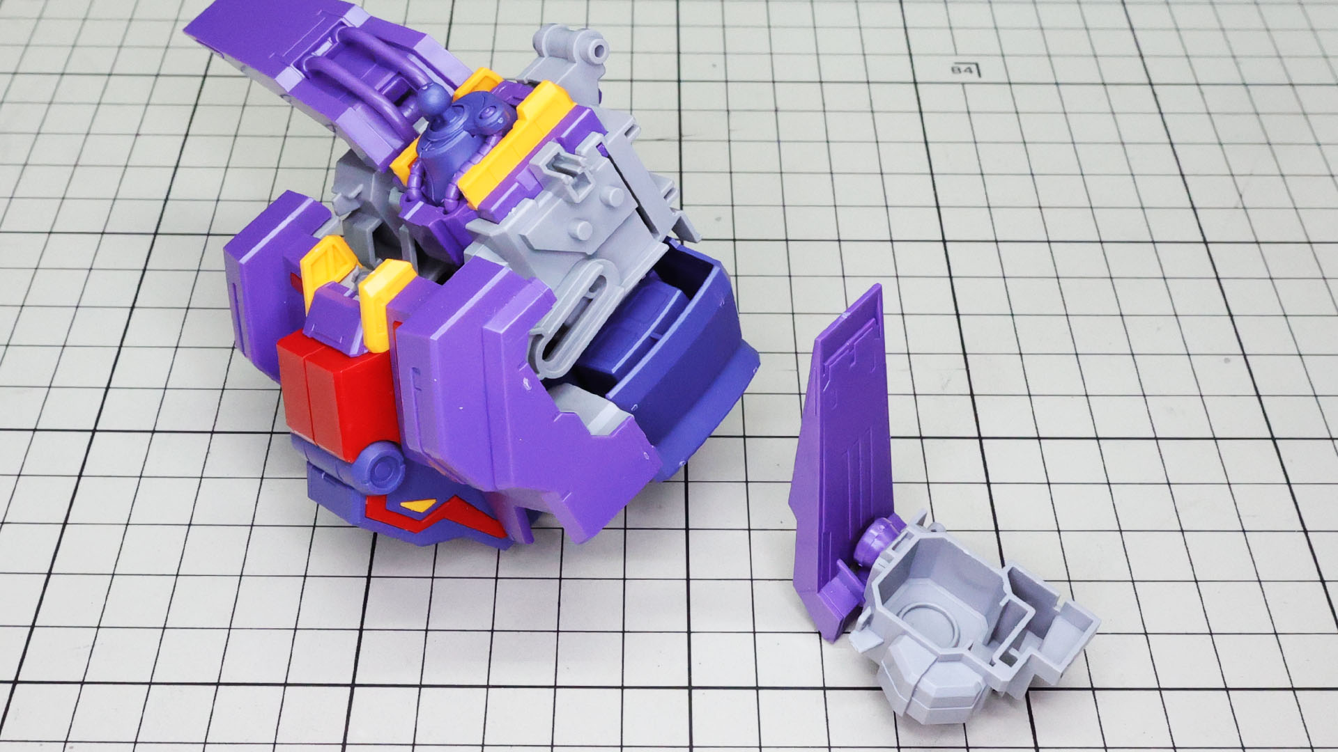 前面装甲とメインメカフレームとの接続は難しくない構造で組みやすさに貢献します！