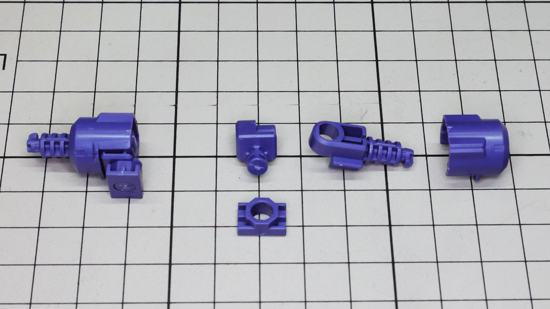 肩関節を組んでいきます。片側を組んであります。関節カバーもあってうれしい配慮ですね