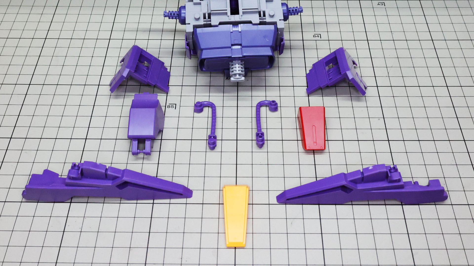 背面を構成するパーツ群。頭部カバーが結構大きいのがわかります