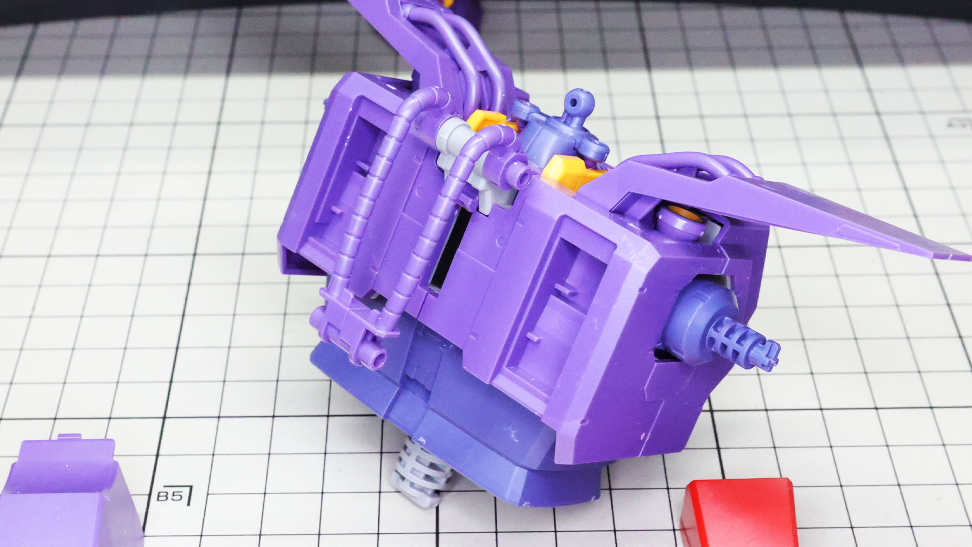 首の後ろから伸びる動力パイプの構造。変形時には根元から回転して立ち上がることになります