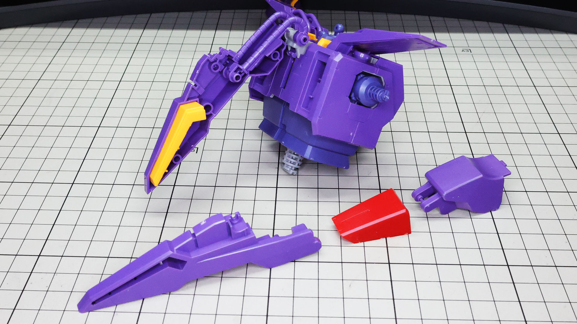 カバーにカラーディテールパーツを組み込んでいきます