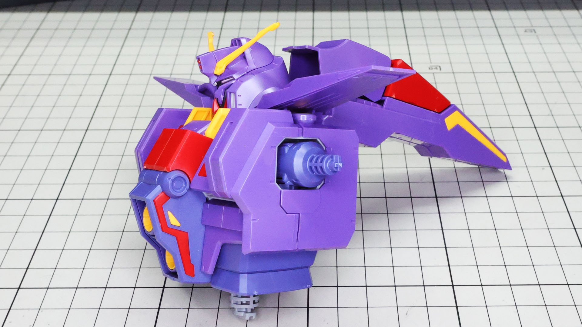 変形はまた後程ですが、首と頭部が収納されカバーが立ち上がることになります