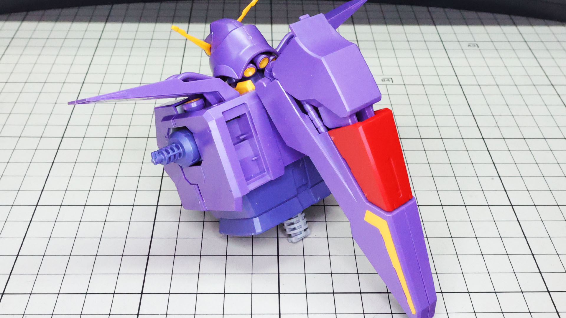 背面左右にはリフレクター・ビットの収納部があります。後ほど組みます