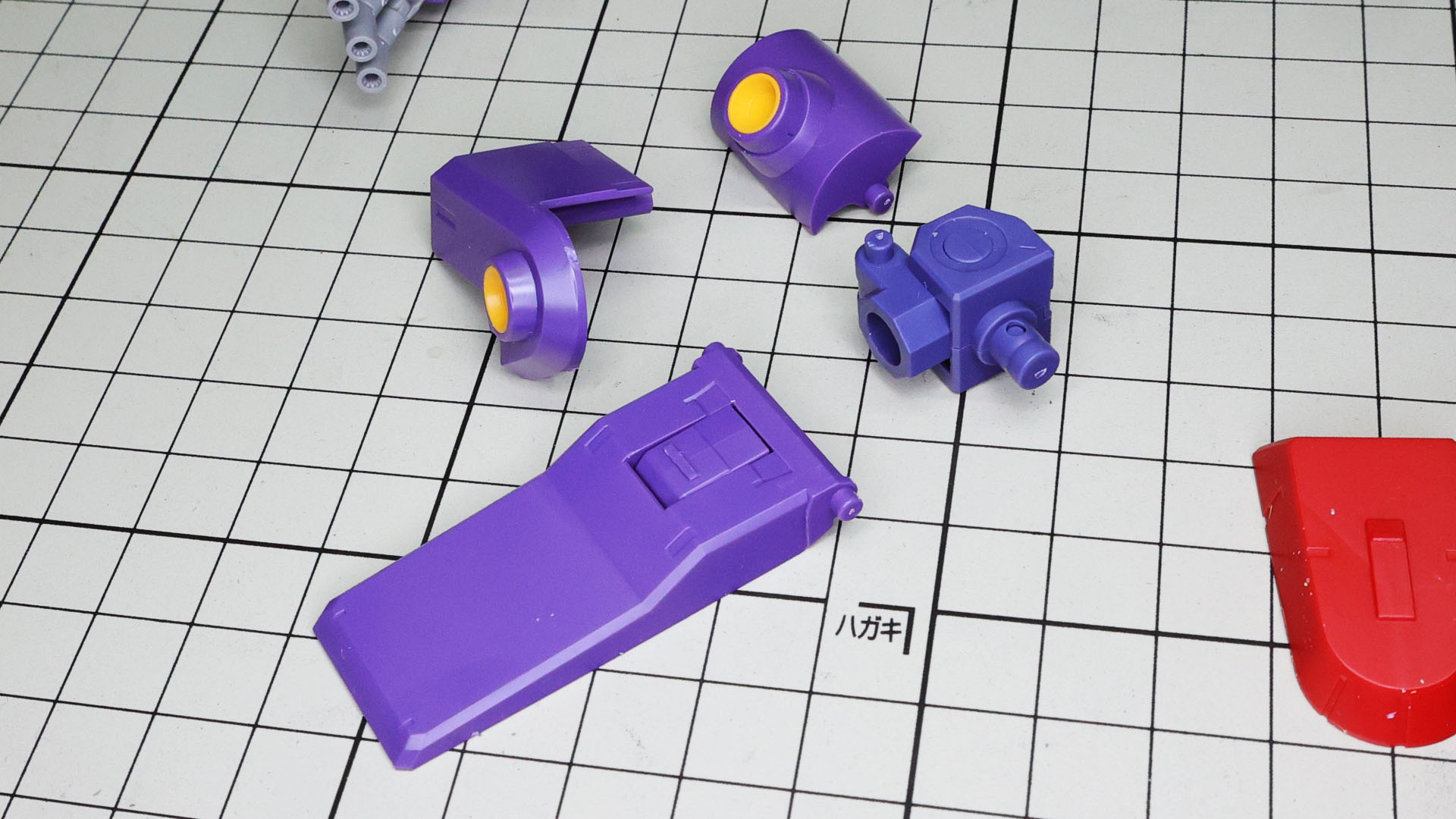 肩部から組んでいきます。機体各部のメガ粒子砲は砲口内の黄色のパーツが別になっていてうれしい設計です