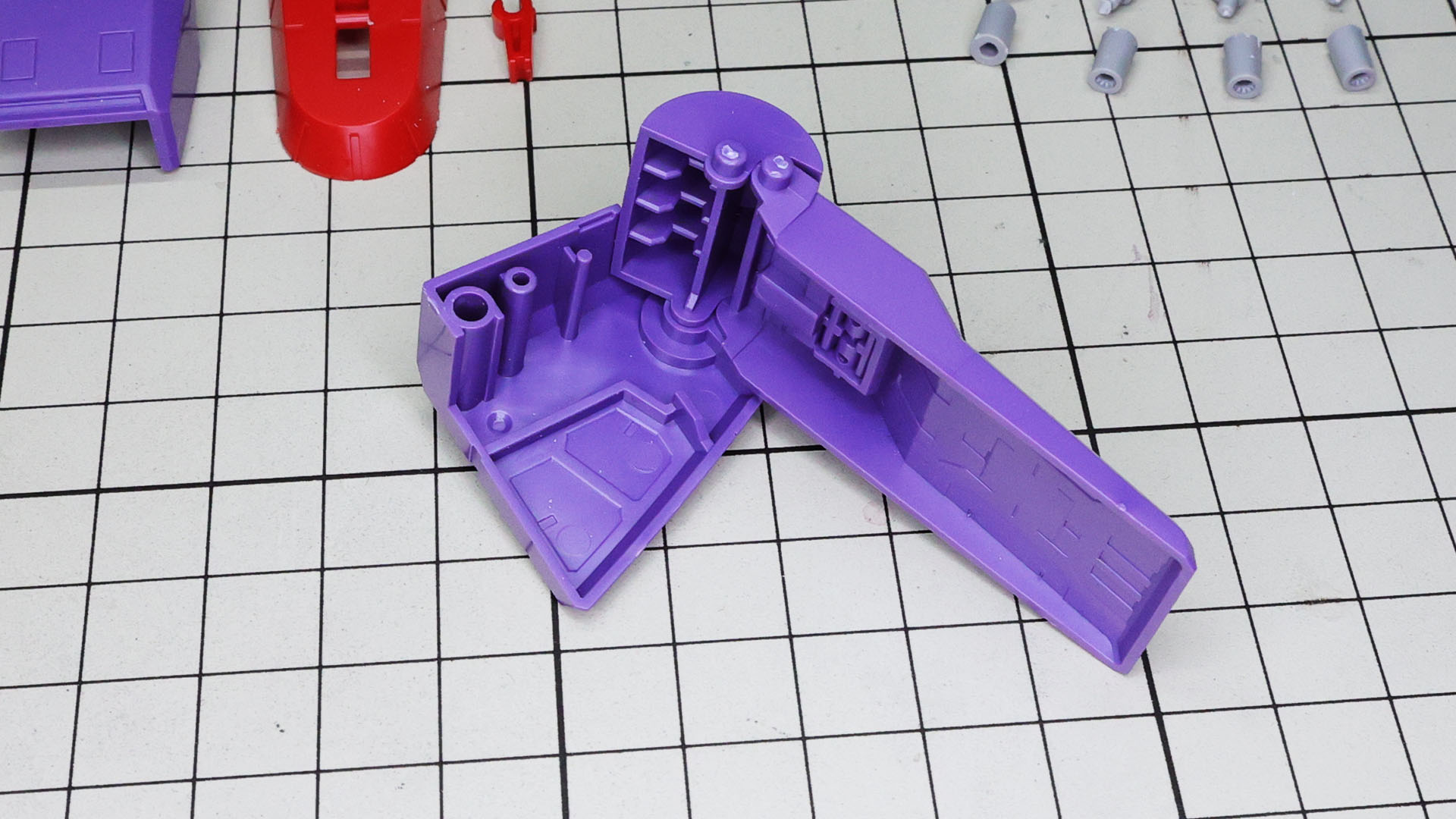 肩アーマーに組み込んでいきます