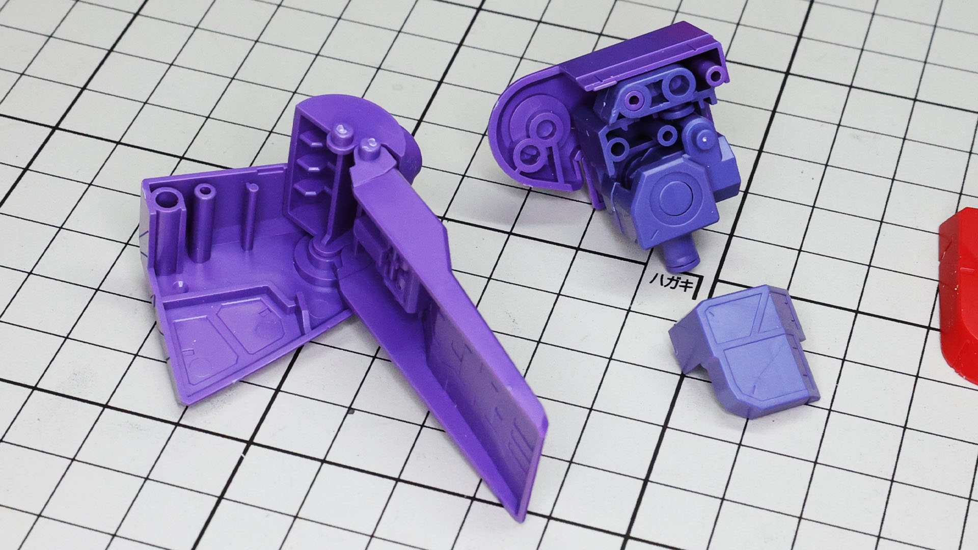 それぞれを組み上げると肩アーマーが完成します