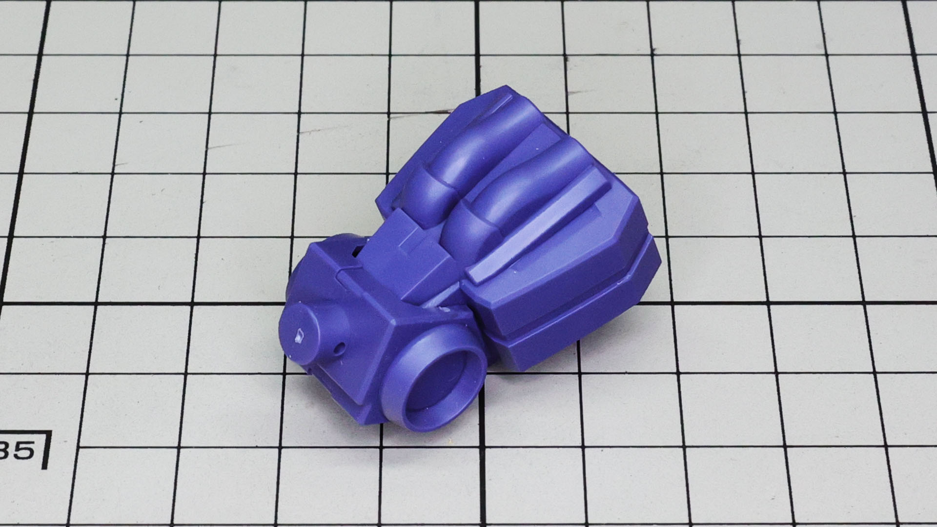 前後4本のパイプの下に本体の合わせ目が来ます