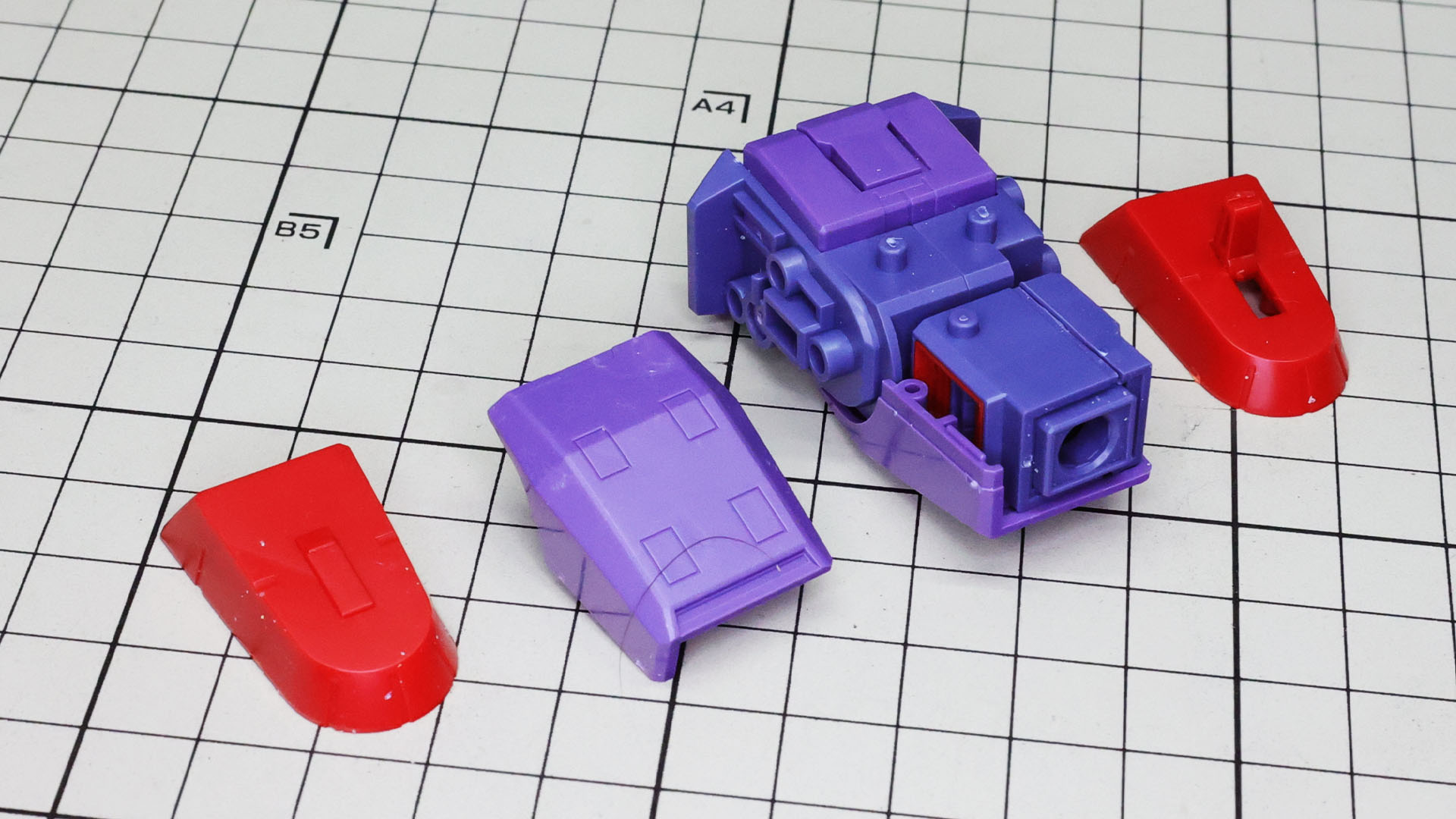 手首は前方にスライドして90度内側に折れ曲がる構造です。それを組み込んで装甲で固定します