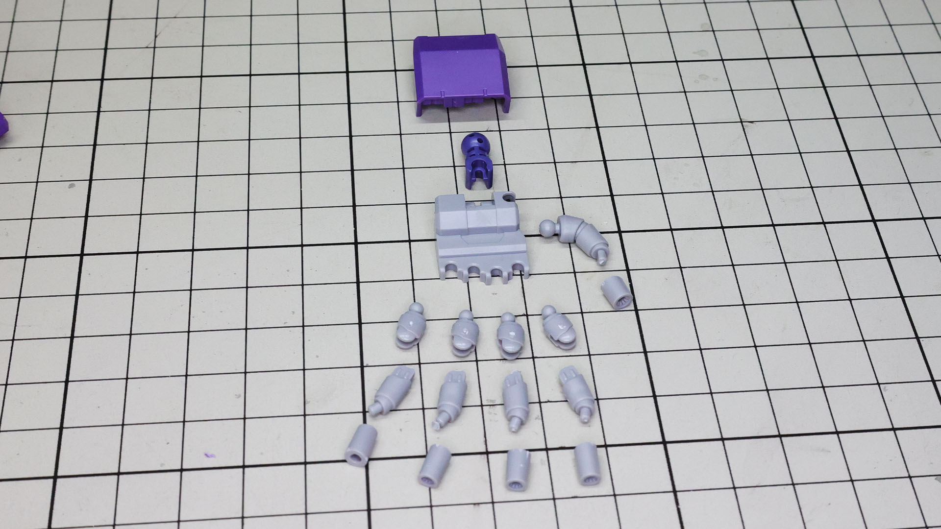 ハンドはそれぞれの指先に砲口パーツを取り付けます。親指以外は第2、第3関節が可動できます！親指は第3関節のみ可動になります