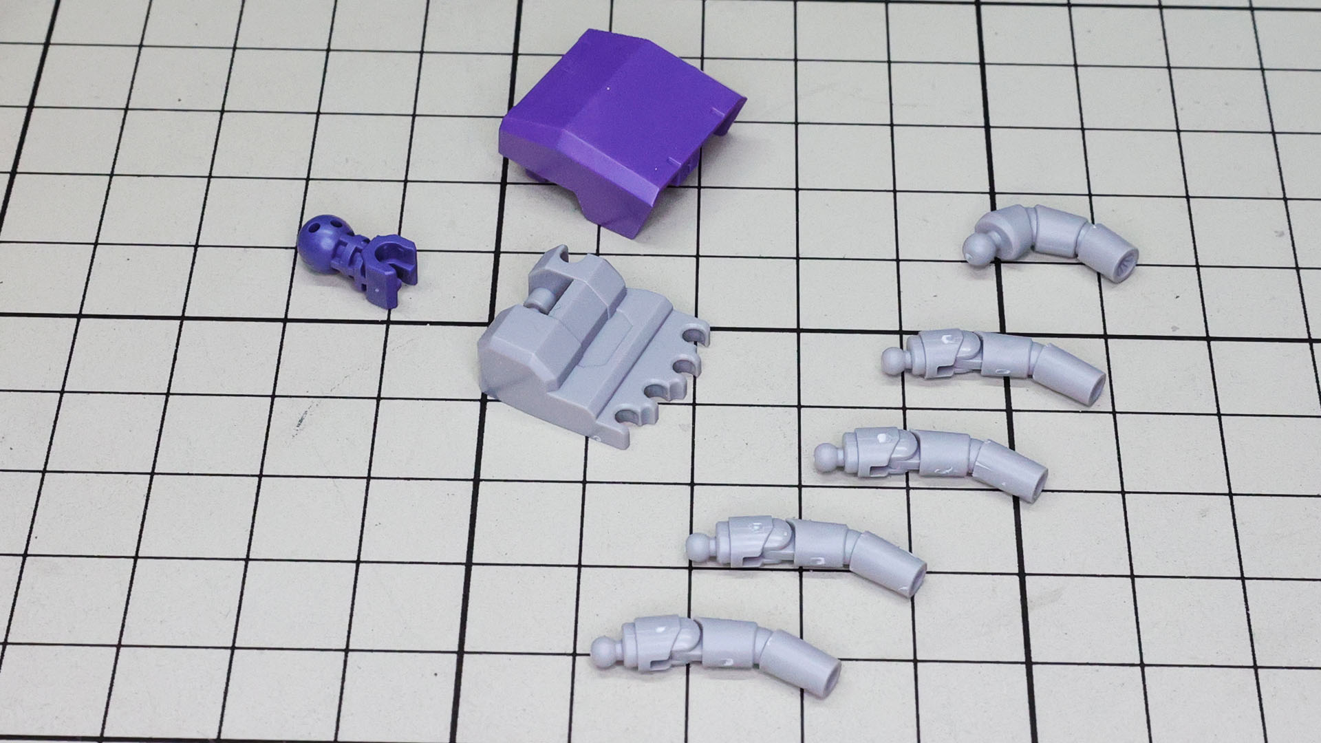 それぞれの指を手のひらパーツに組み込んでいきます