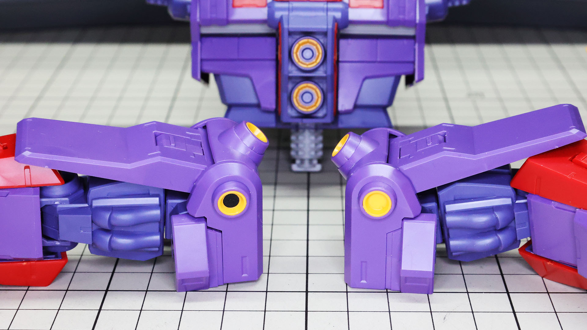 いったん取り外して各部のメガ粒子砲にシールでのディテーリングを行います