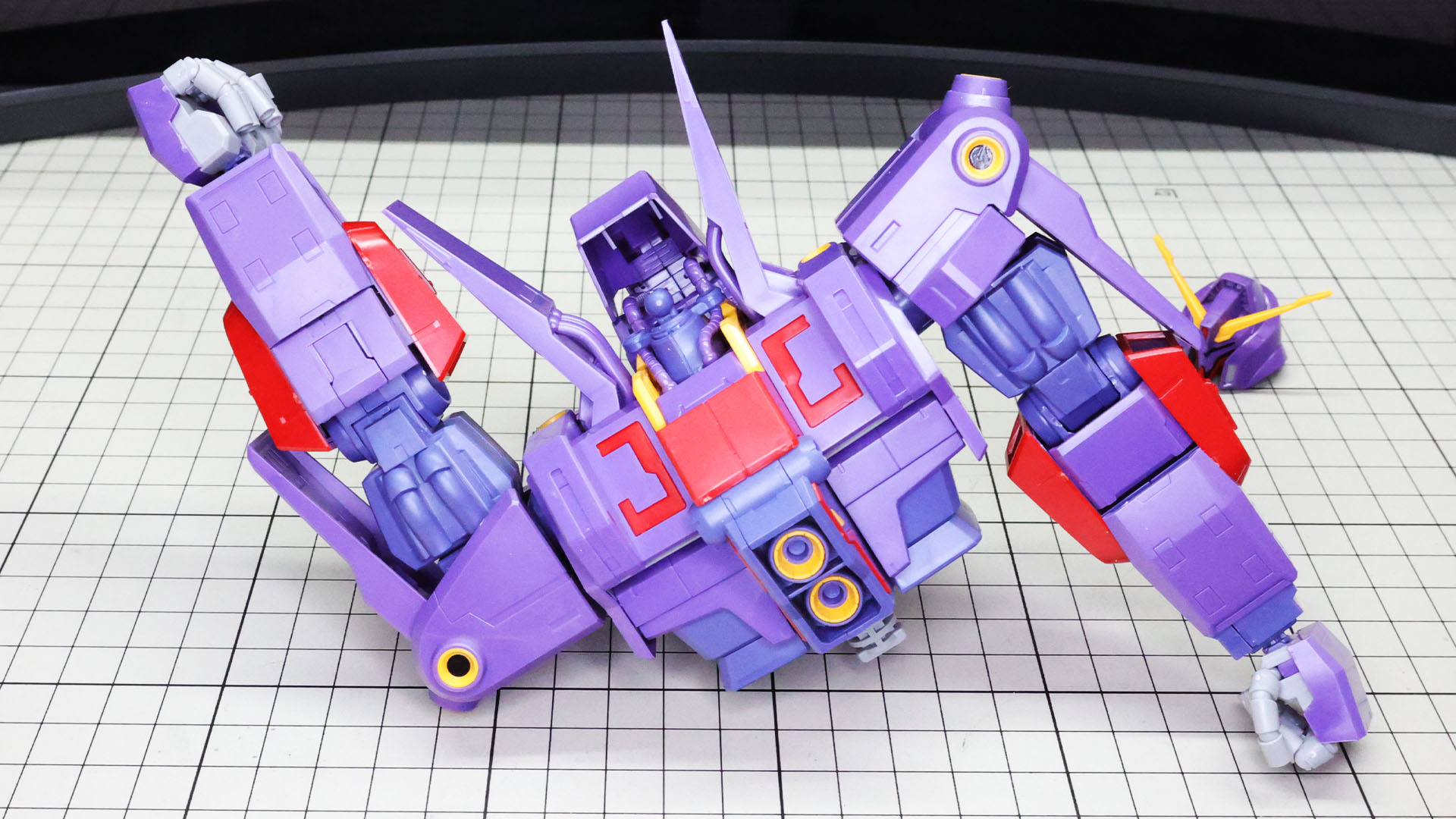 腕部を胴体部にドッキングさせる場合は180度腕をあげさせます。ツメによる脱落防止と引き出し式肩関節を実現します