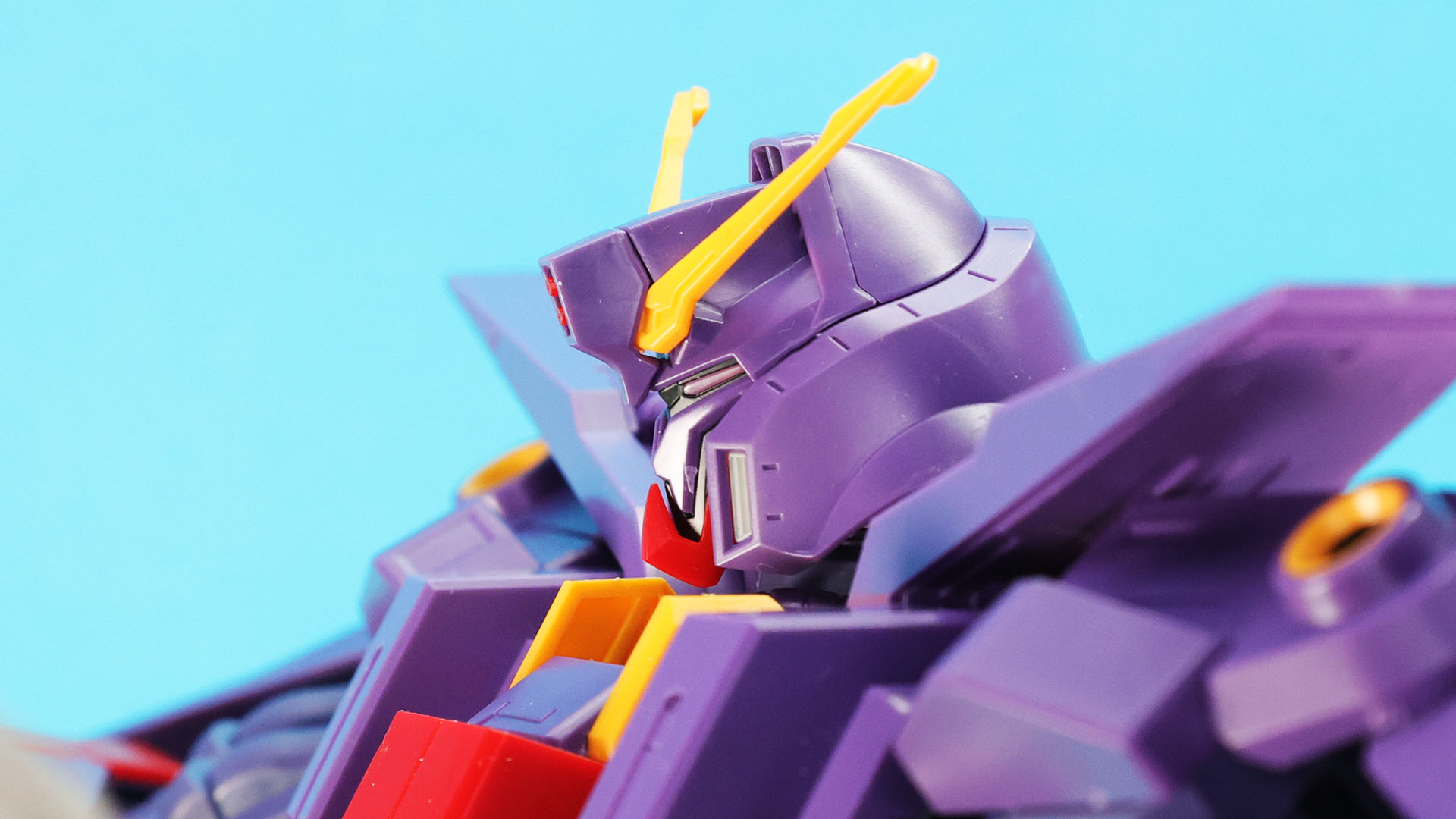 ツインアイも別パーツ化された頭部