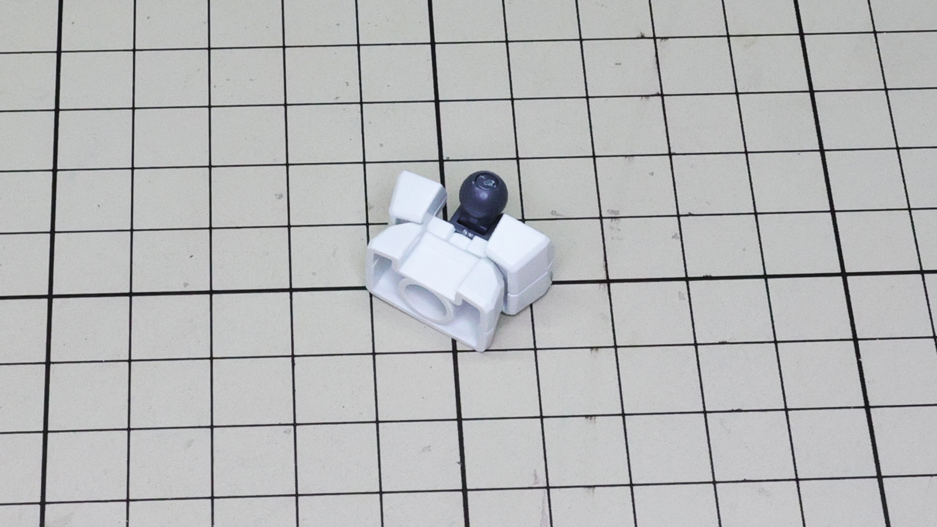 腹部は上下2層構造でそれぞれのディテールを大事に設計されています。そこに腹部関節を組み込みます