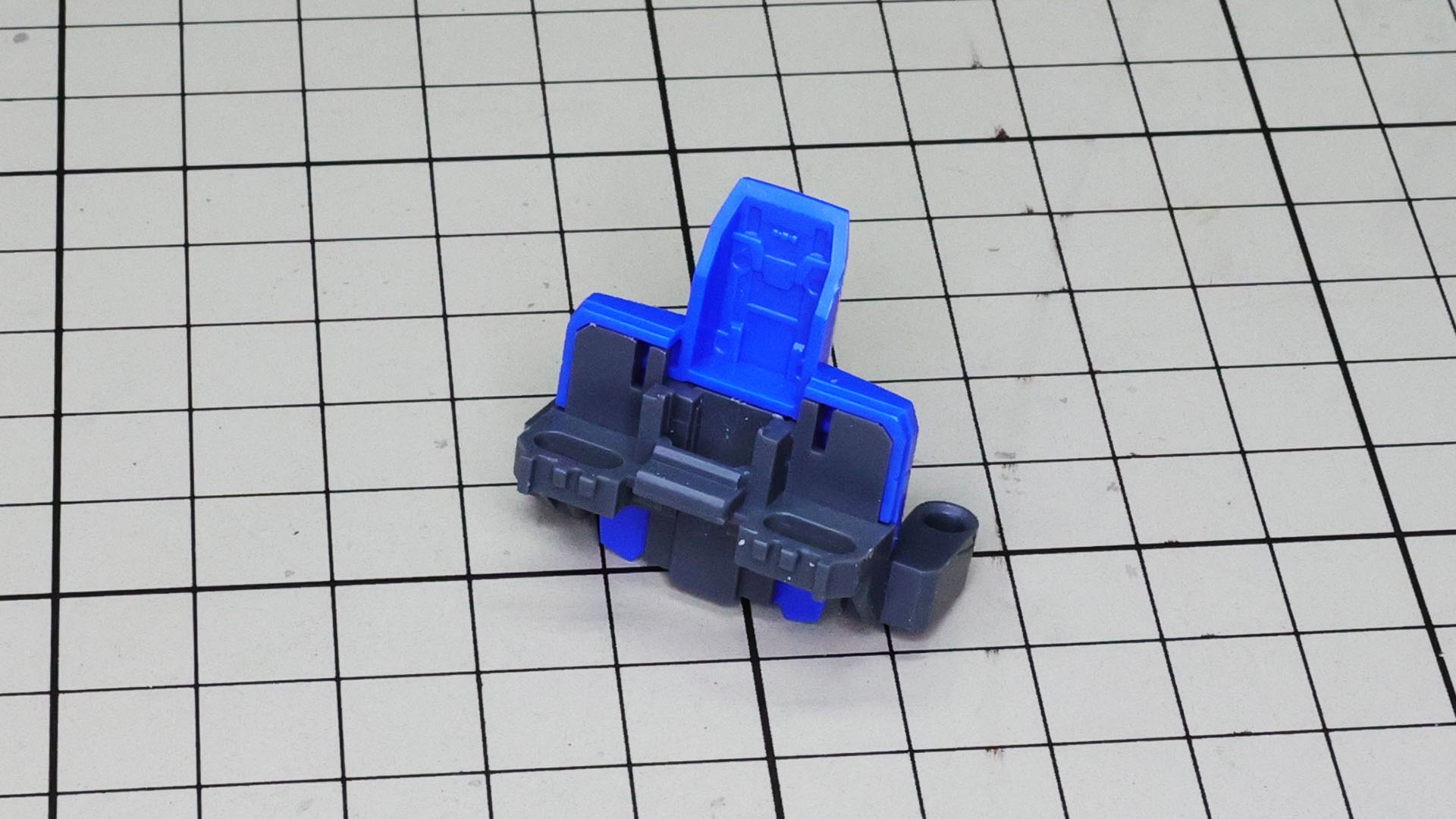 背面フレームに装甲パーツを組み付けます