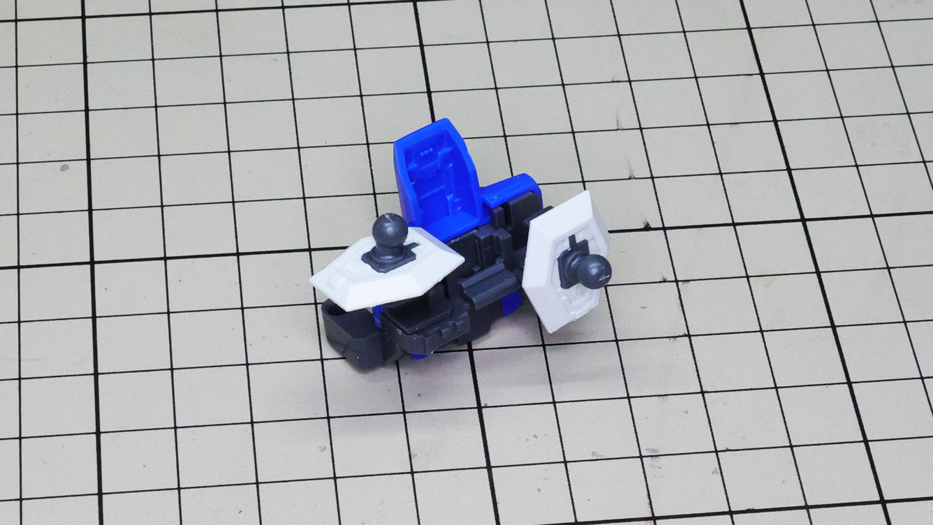 完成するとここまで動きませんが、上にも前にも向けられる可動範囲がすごいですね