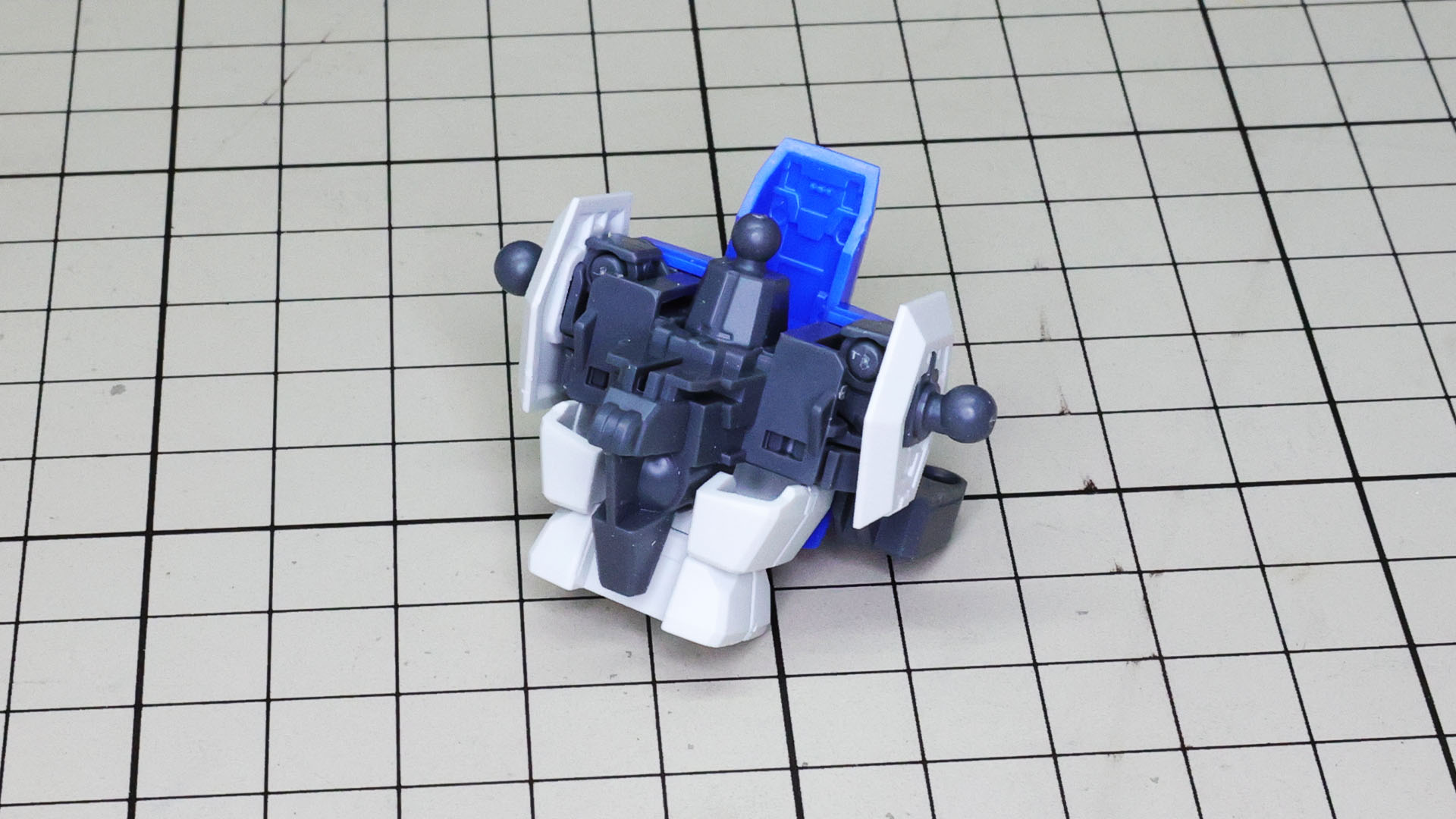 胸部フレームと背面フレームをドッキング。腹部には球形のコックピットブロックがモールドされています