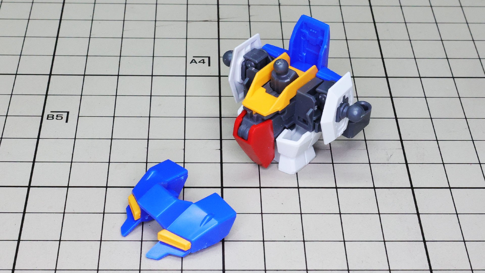 大胆な部位設計で差し替え式変形に対応します