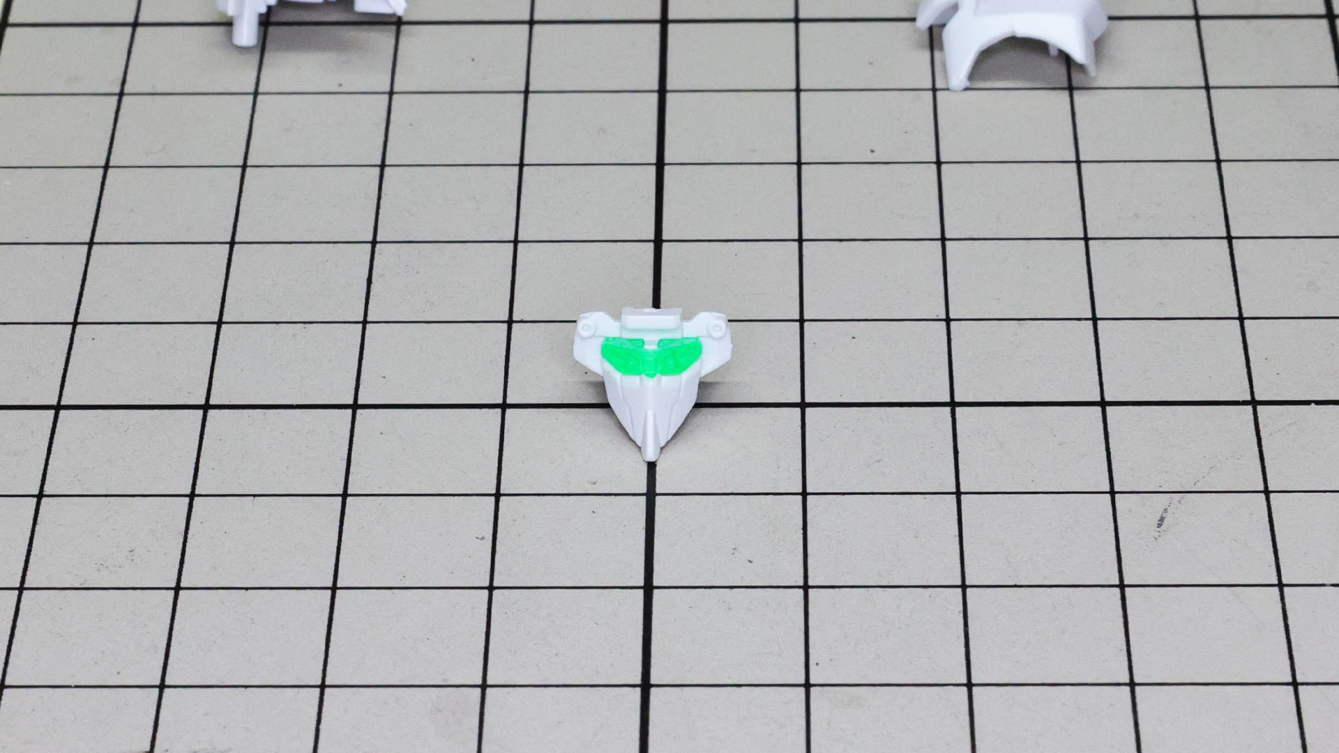 マスク部を組みます。左右のダクトとバルカン砲も一緒に成形されていますがツインアイ部は別パーツになっています