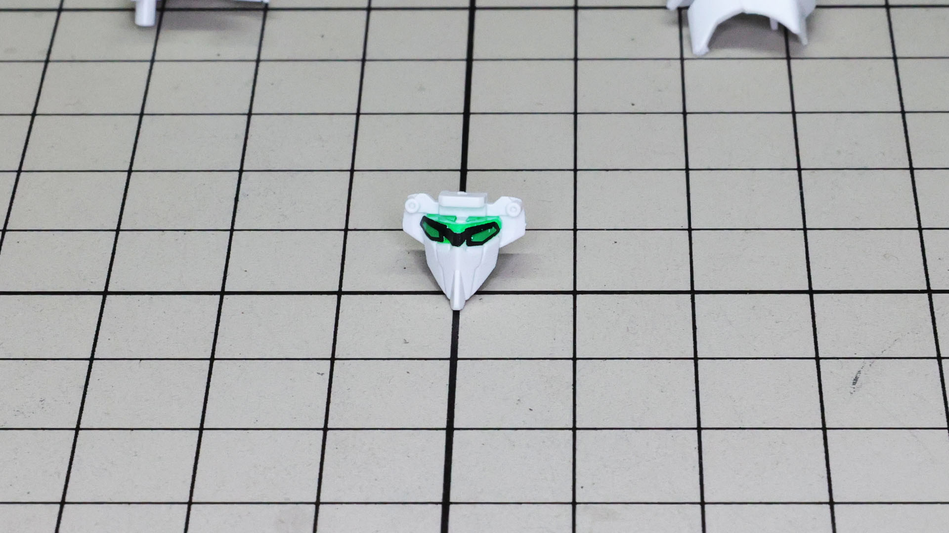 ツインアイにはシールを貼りこみました