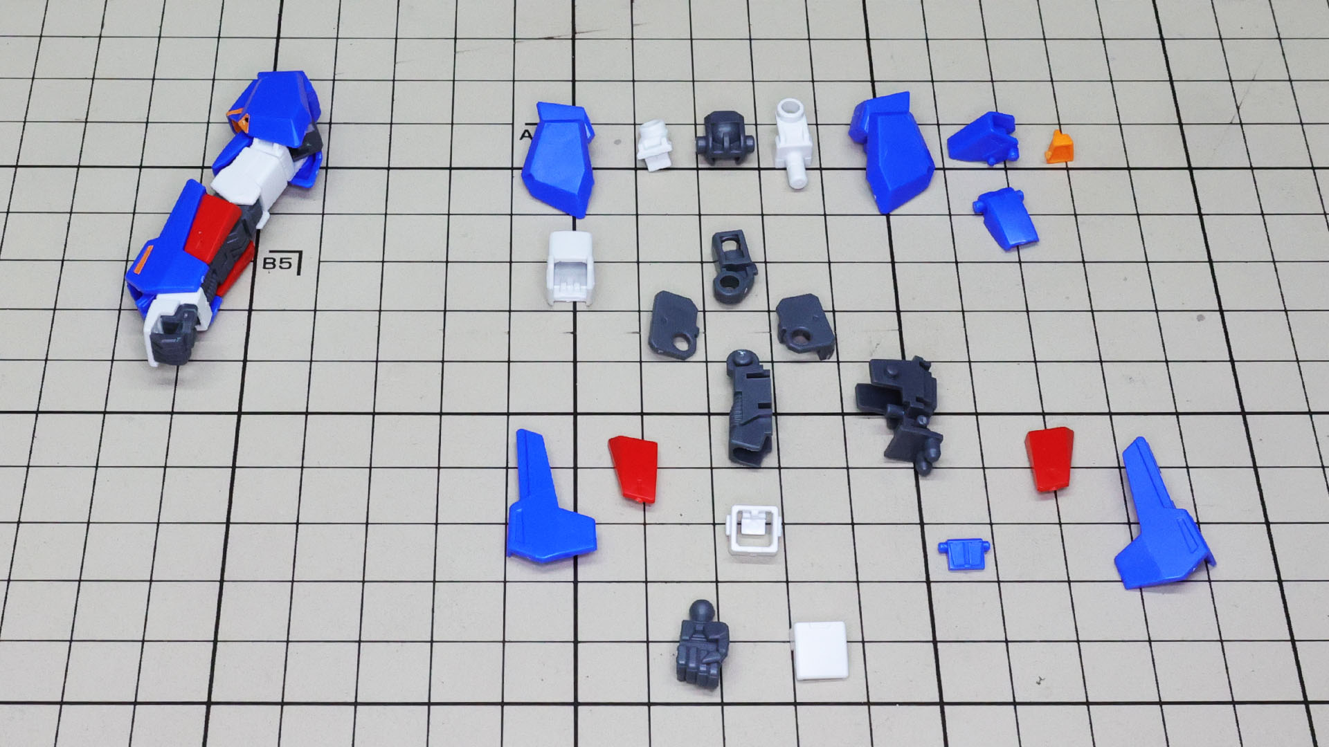 右腕は既に組んであります。左は左腕のパーツ群で、メカフレームは必要な部分だけに用いられています