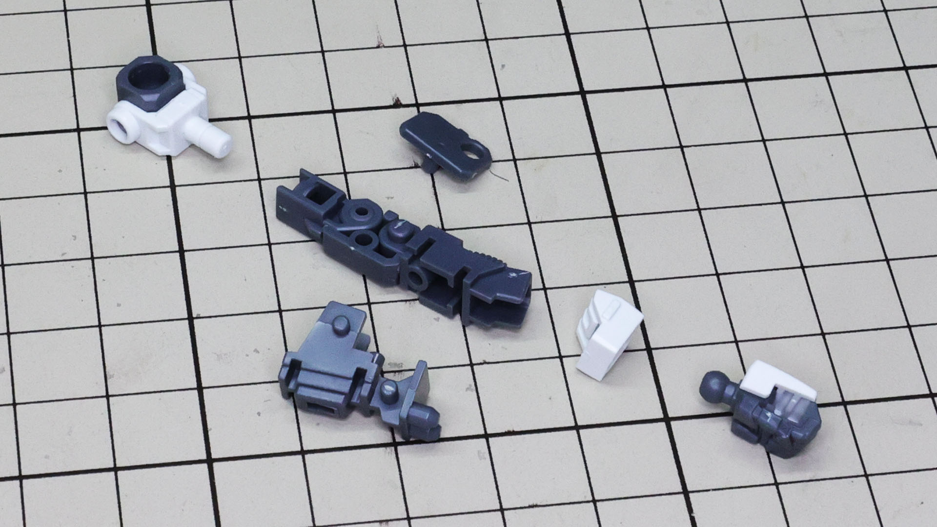 肘関節は二重関節となっており、外側にシールドを接続するためのメカフレームが追加されます