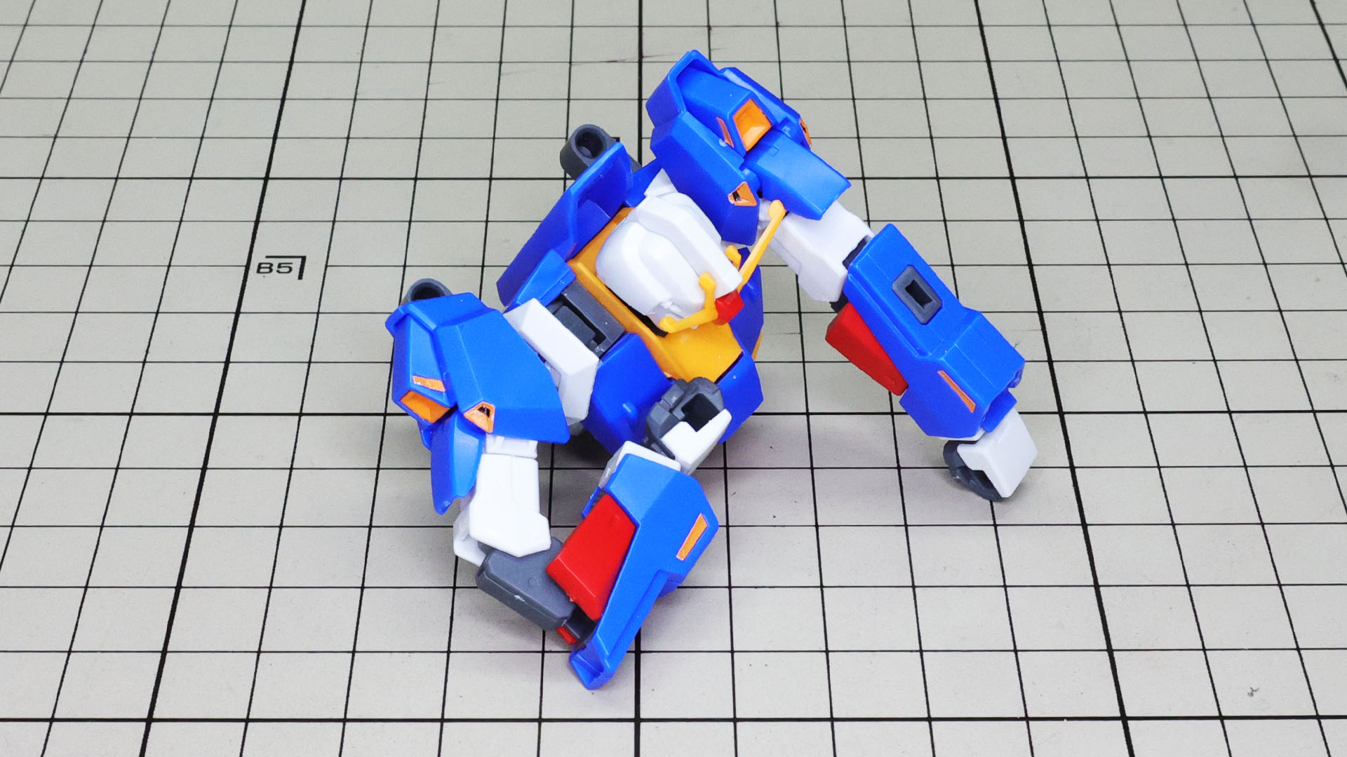 腕部本体と、胴体部が持つ肩部の可動性能を合わせると腕本体が胴体部の上面に乗るほどのすばらしい可動機構を実感できます