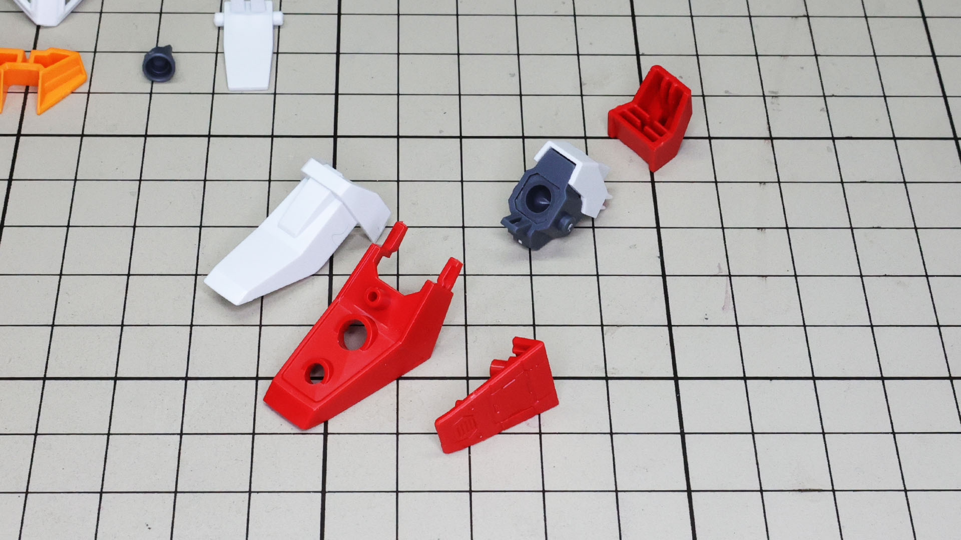 ソールは中央のメカフレームにボールジョイントの受け穴を持ち、前部が折り畳まれる構造になります