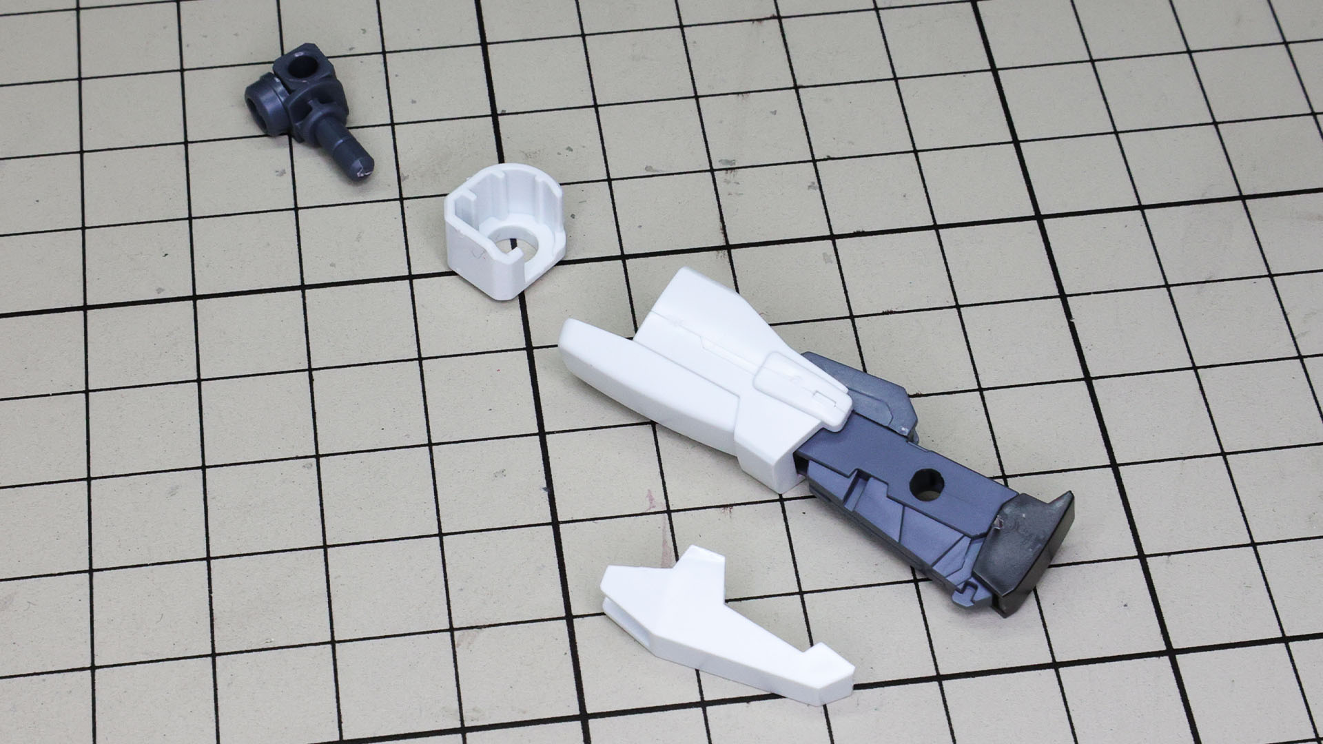 膝アーマーと股関節を大腿部上部に組み付けていきます