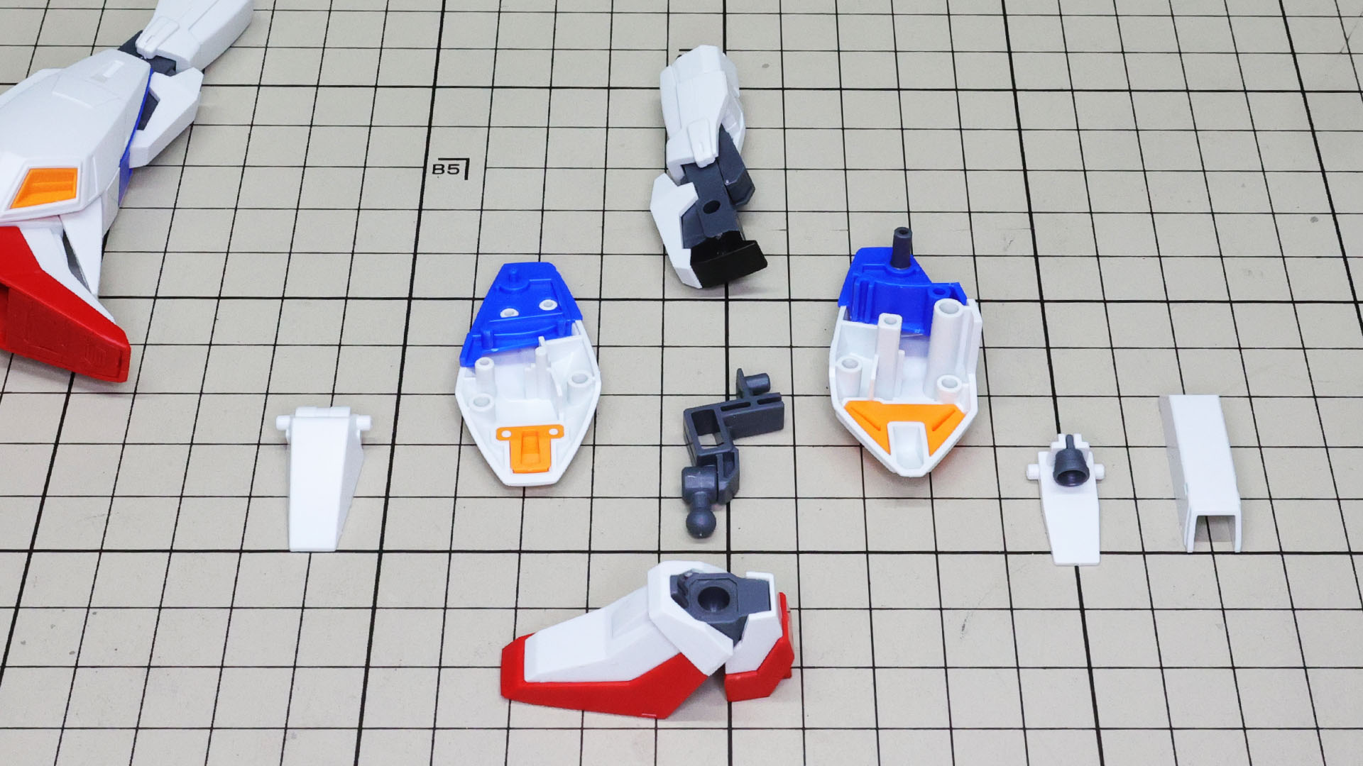 脛下には裏からカラーパーツを組み付けていきます。ソールの伸縮機構を実現するメカフレームパーツが面白い形状をしています