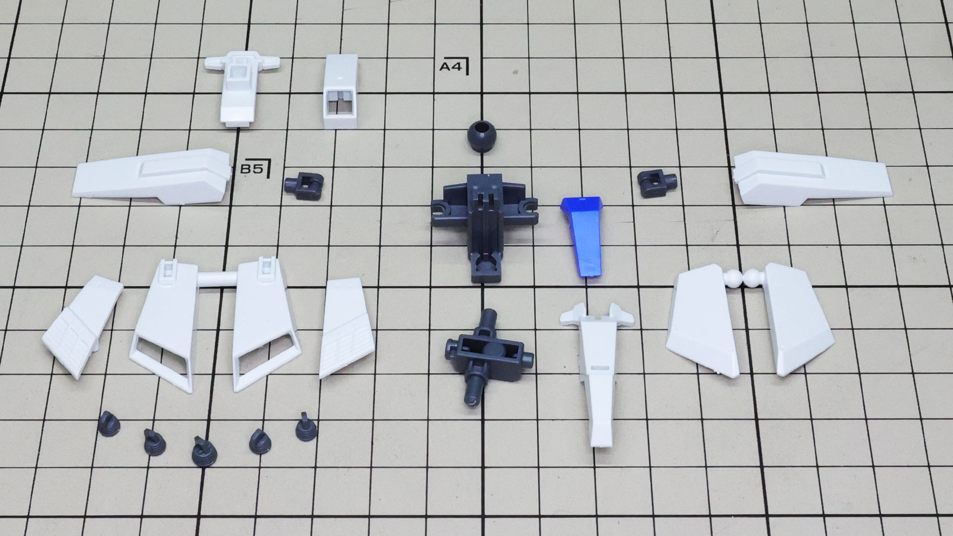 中央にメカフレーム、左下にリアアーマー、右下にフロントアーマーとなるパーツが並びます