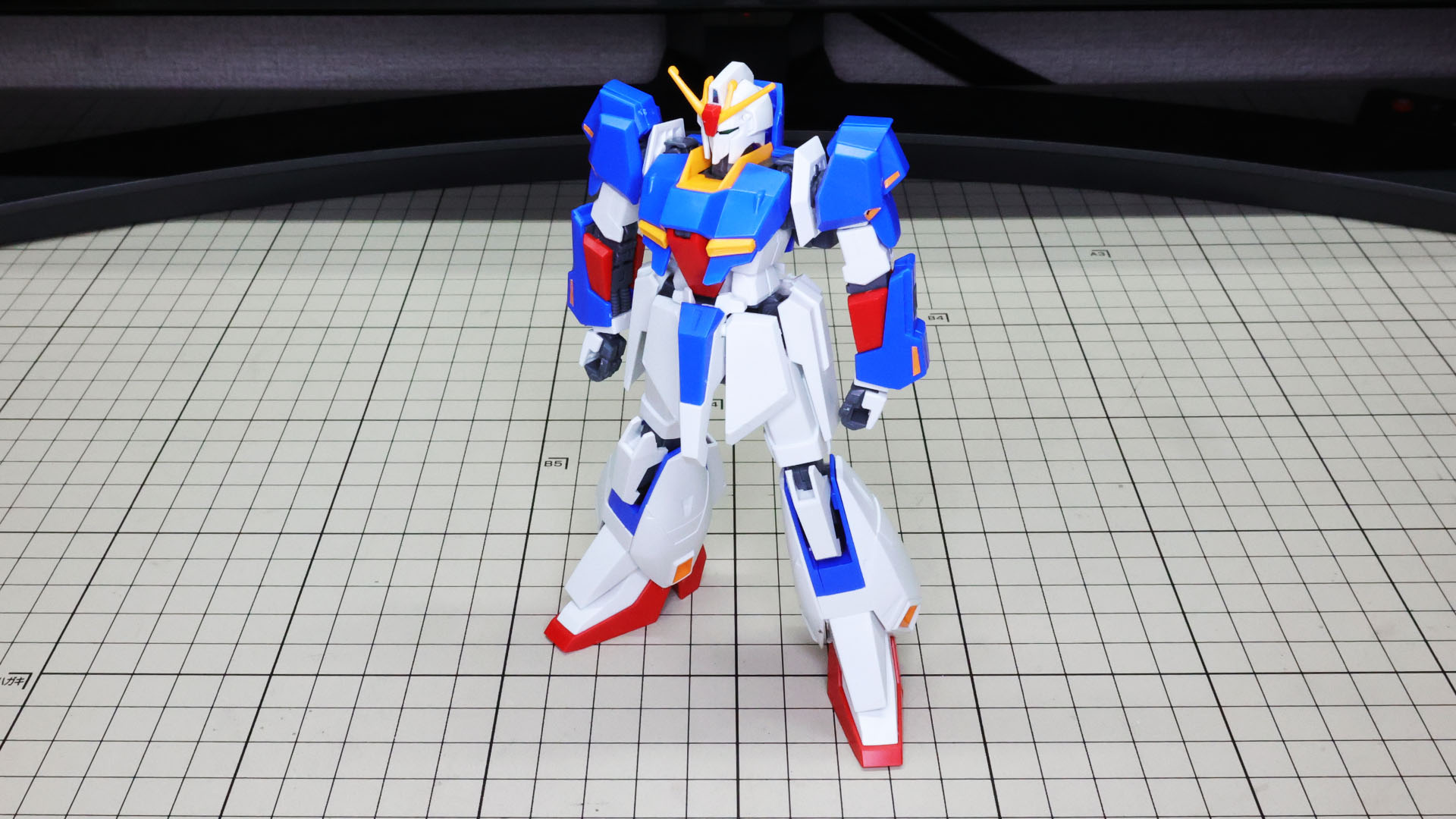 脚部をドッキング、それを上半身とドッキングさせてZガンダム本体が完成します