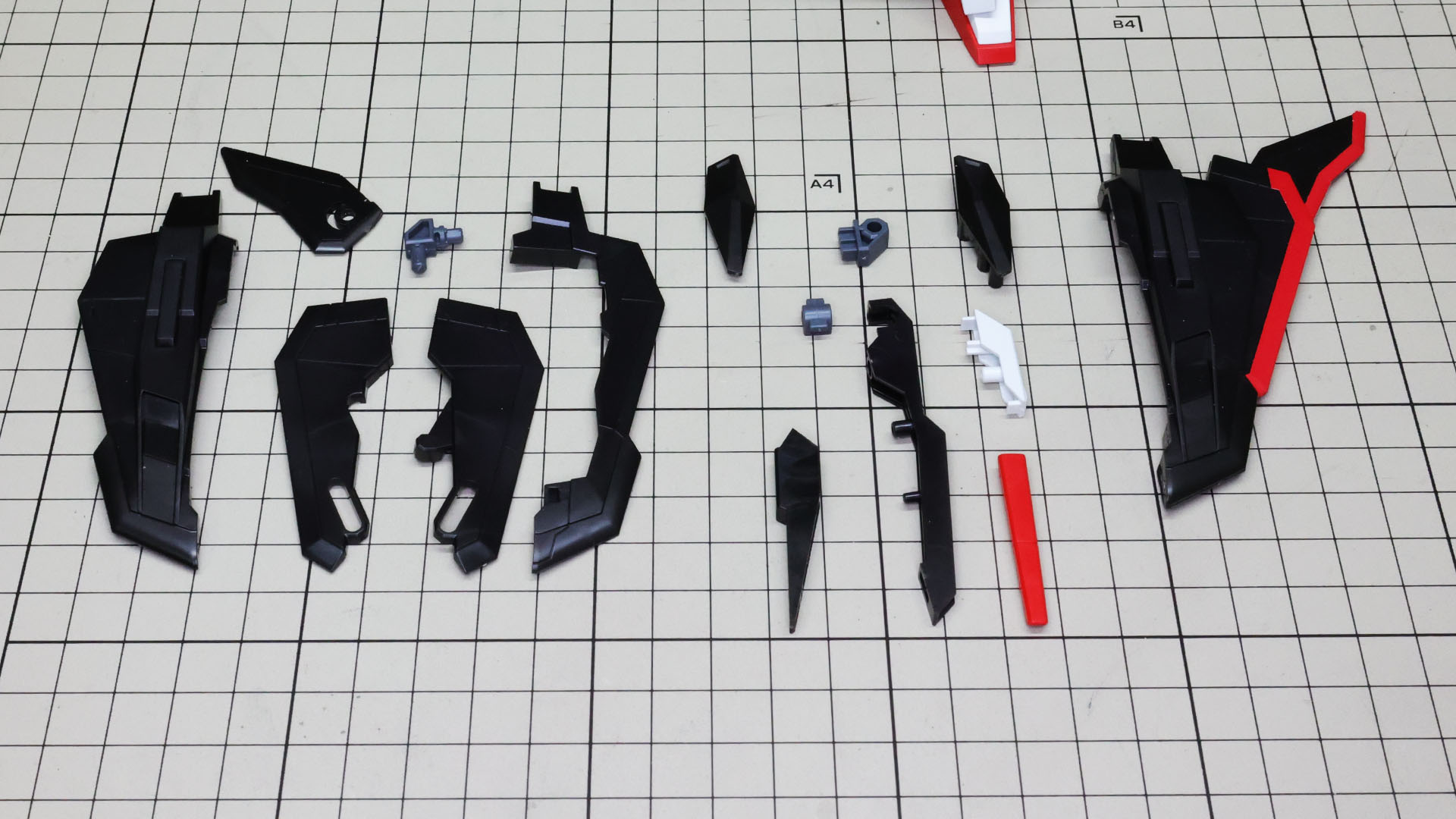 右に右側ウイングユニットを組んだもの、中央にロングテールスタビライザー、左に左ウイングユニットのパーツ群です