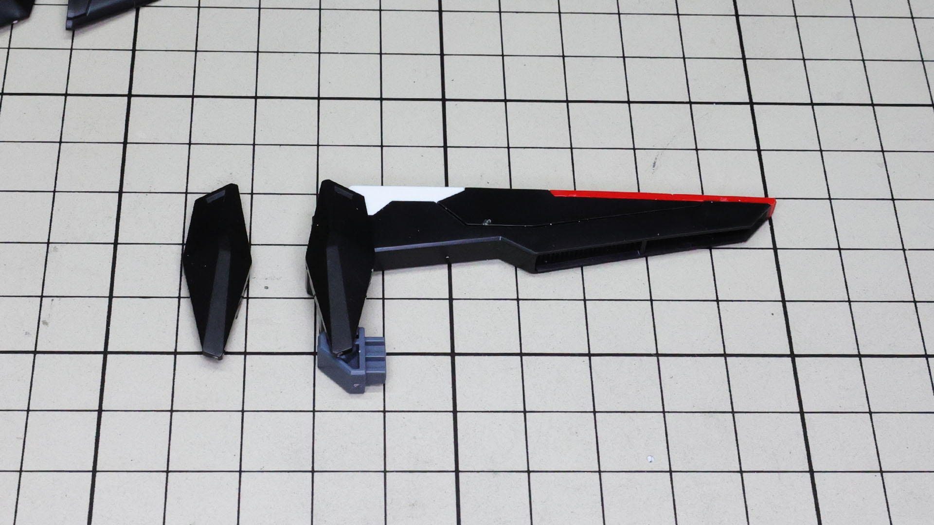 カラー設定ごとにパーツ割りされているロングテールスタビライザー