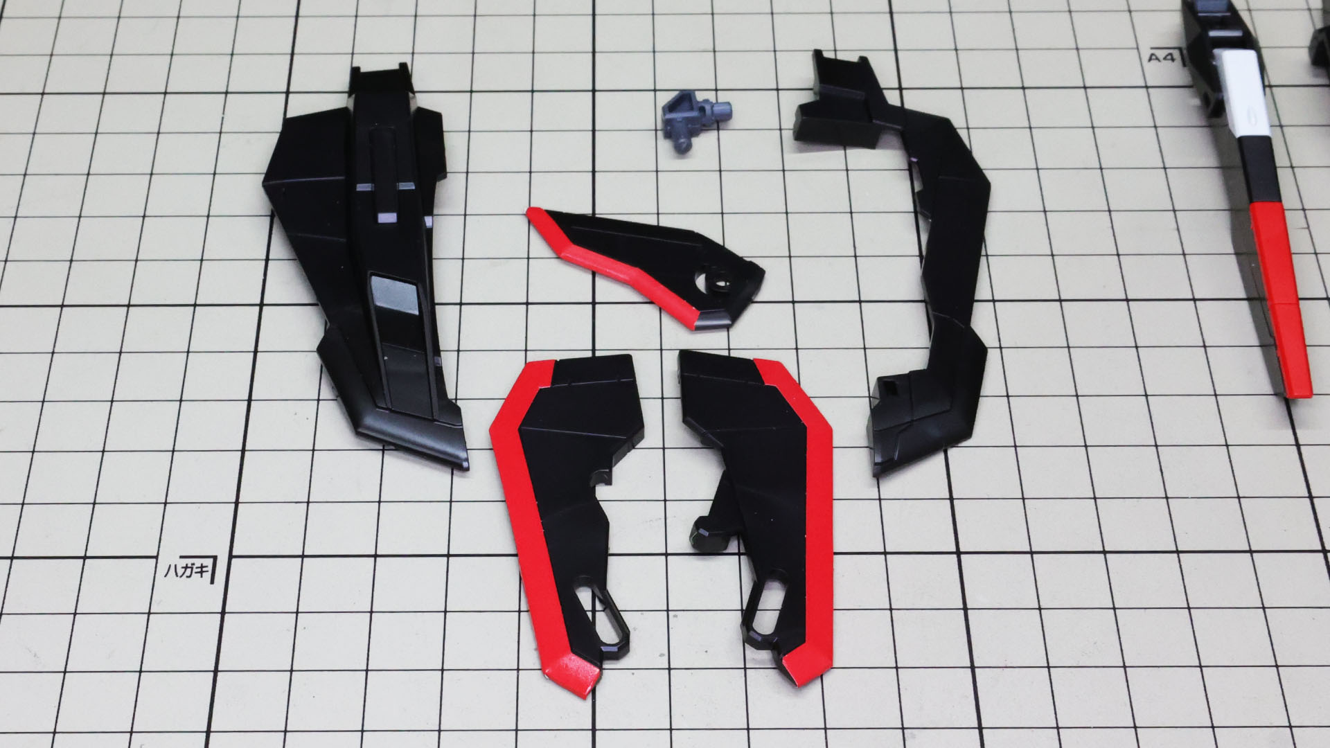 ウイングユニットの赤い部分はシールでの再現となります。面積が大きいので慎重に作業したいところです