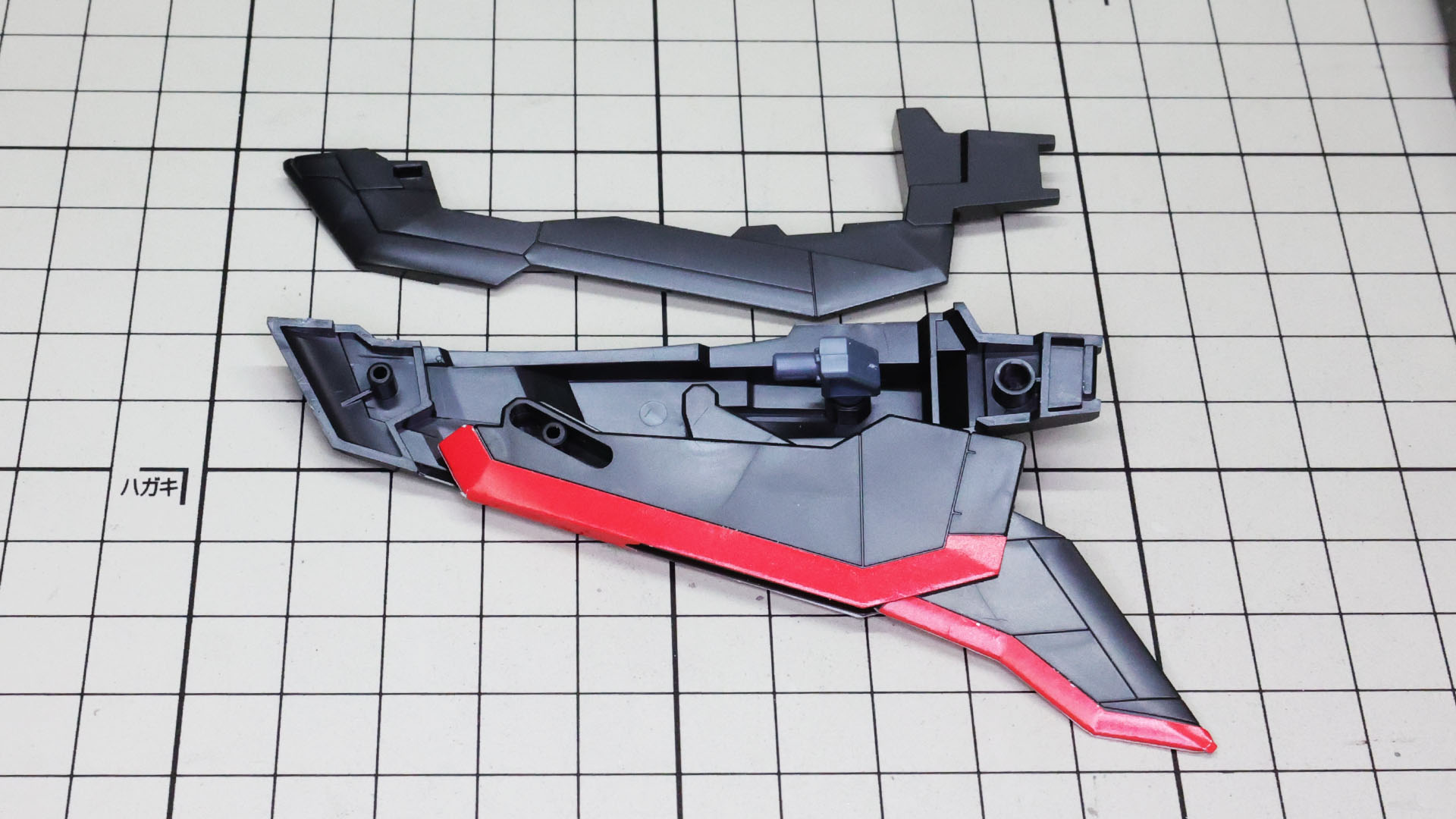 ウイングユニット本体に展張用ウイングを組み込んでいきます